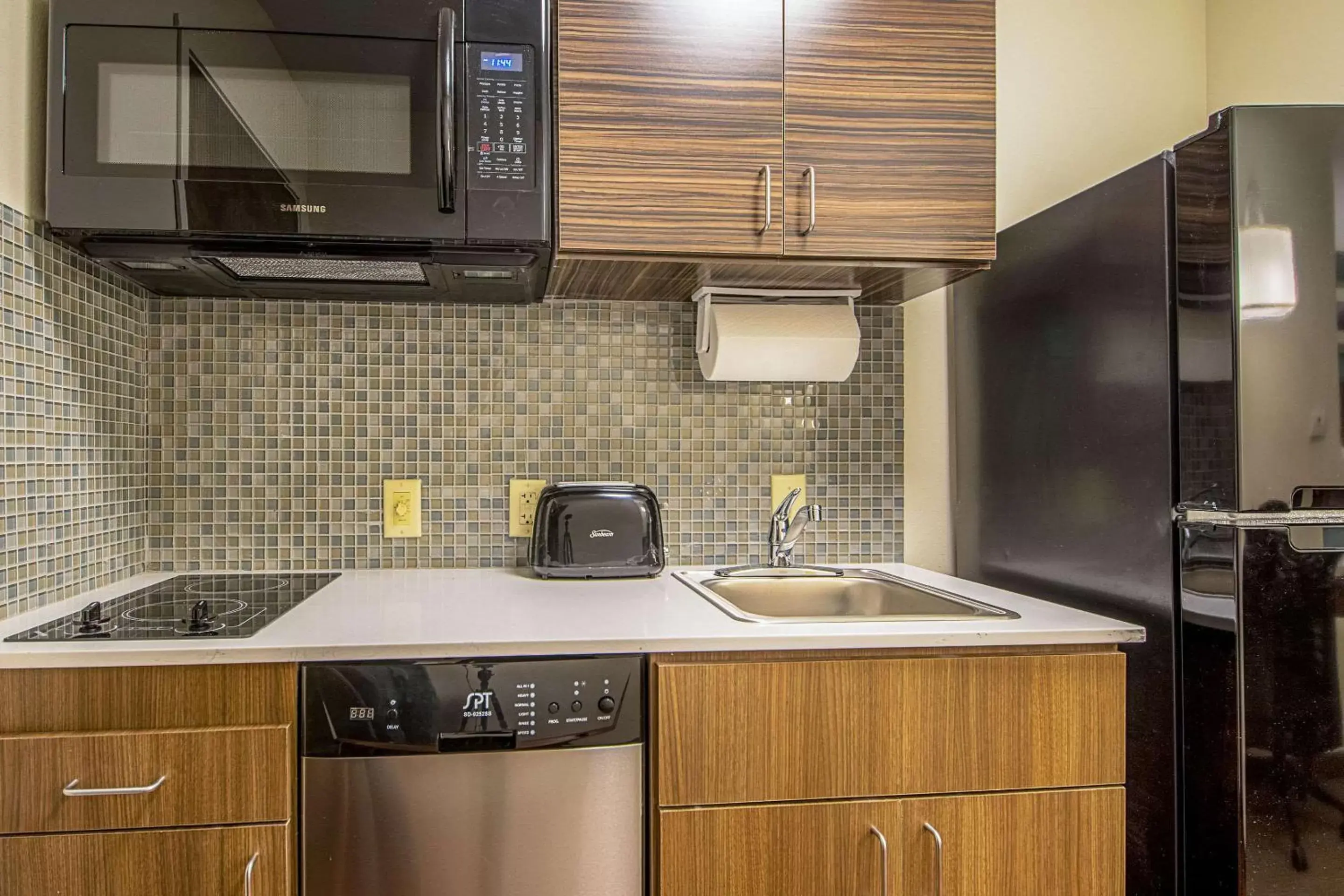 Photo of the whole room, Kitchen/Kitchenette in MainStay Suites Geismar - Gonzales