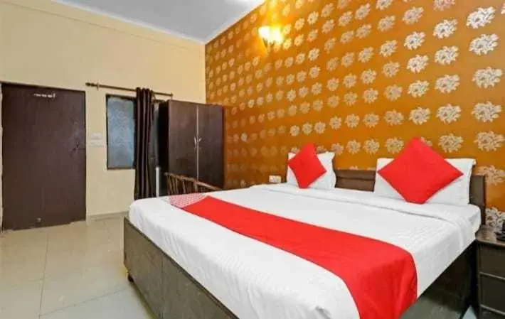 Bedroom, Bed in OYO Airport Global Hotel