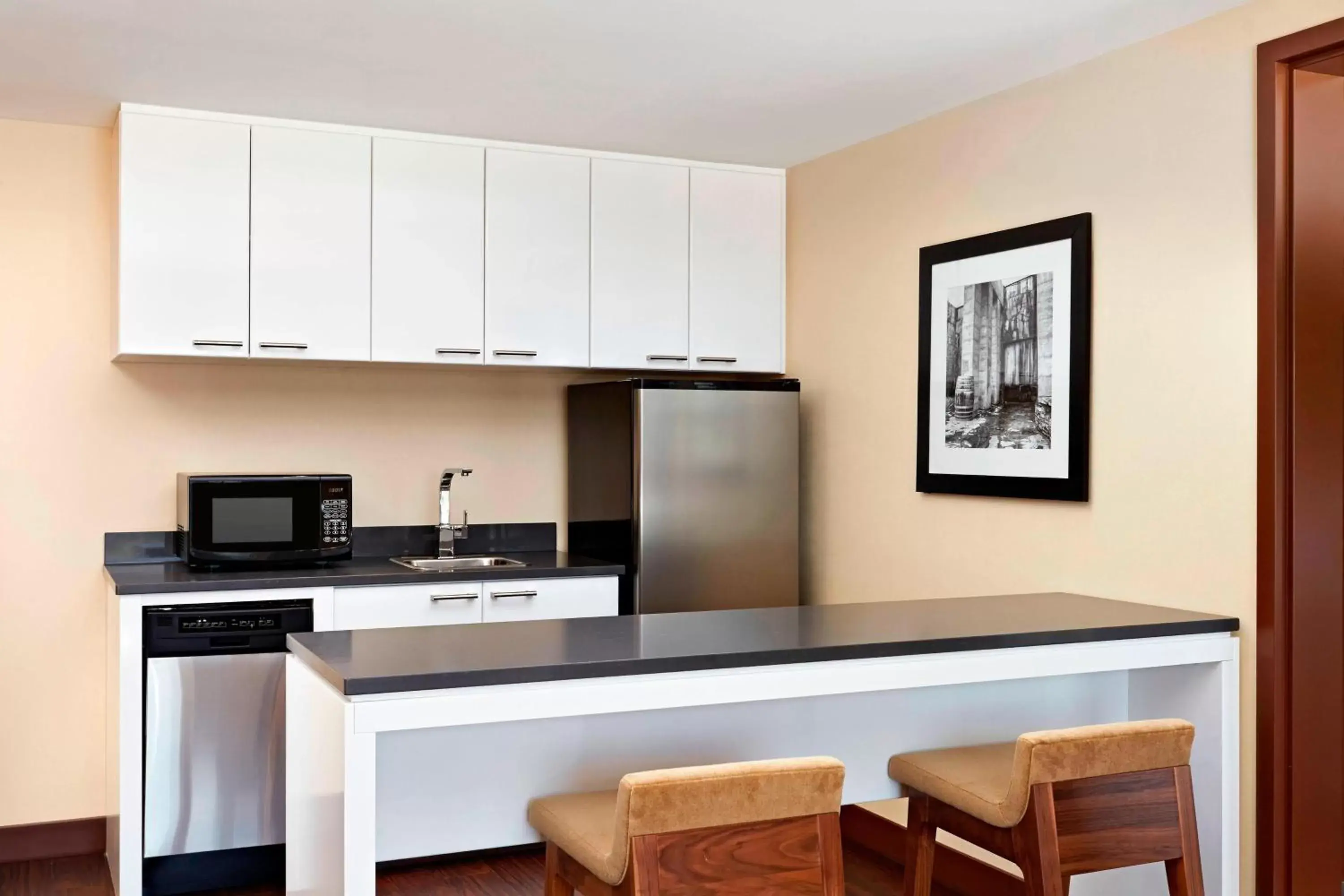 Bedroom, Kitchen/Kitchenette in Four Points by Sheraton Kelowna Airport