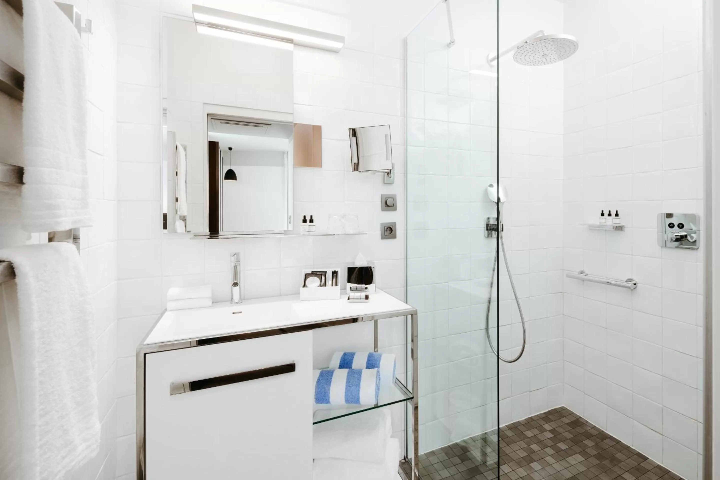 Shower in Boutet Bastille Hotel Paris - MGallery Collection