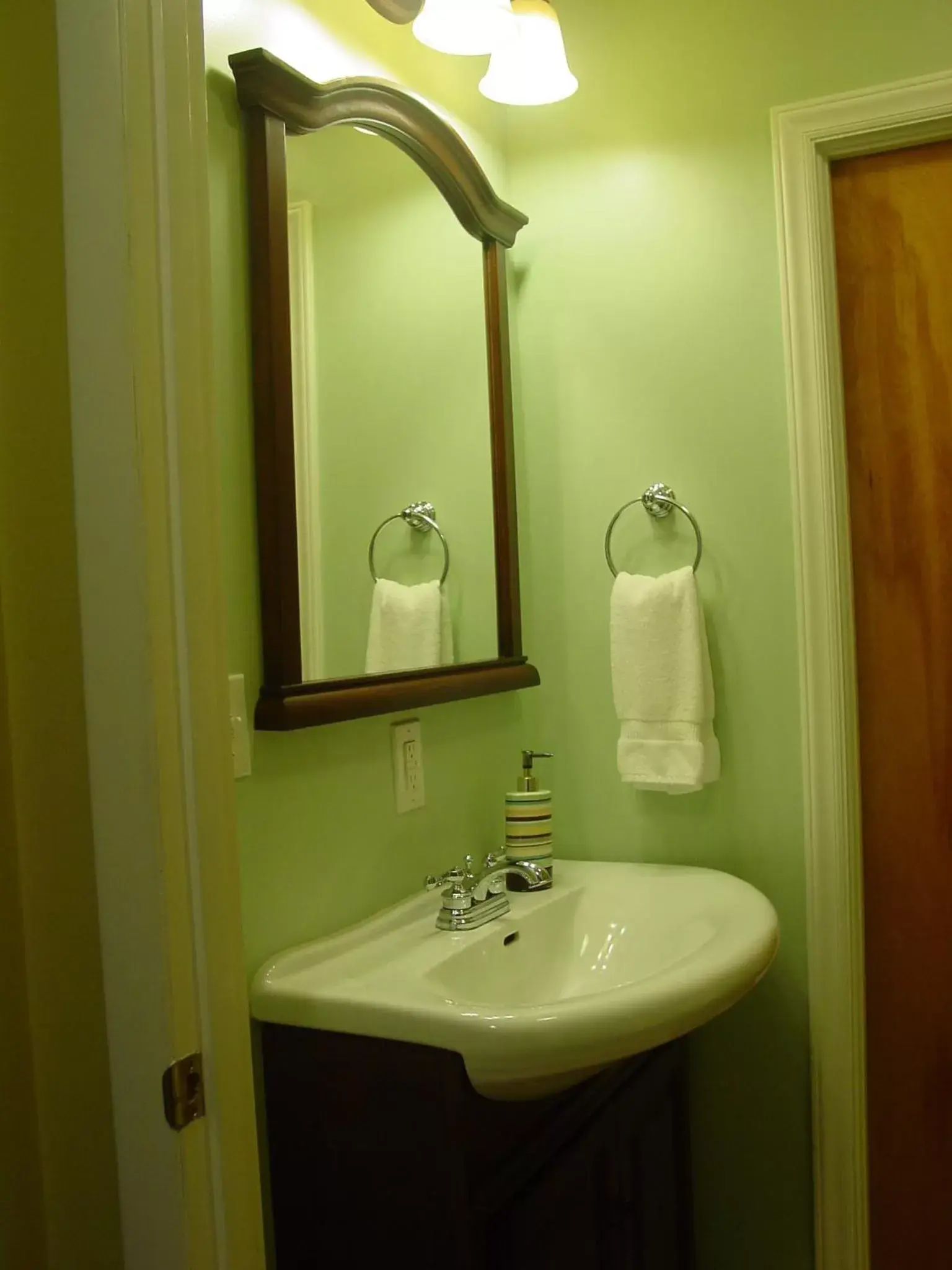 Bathroom in Brookside Mountain Mist Inn