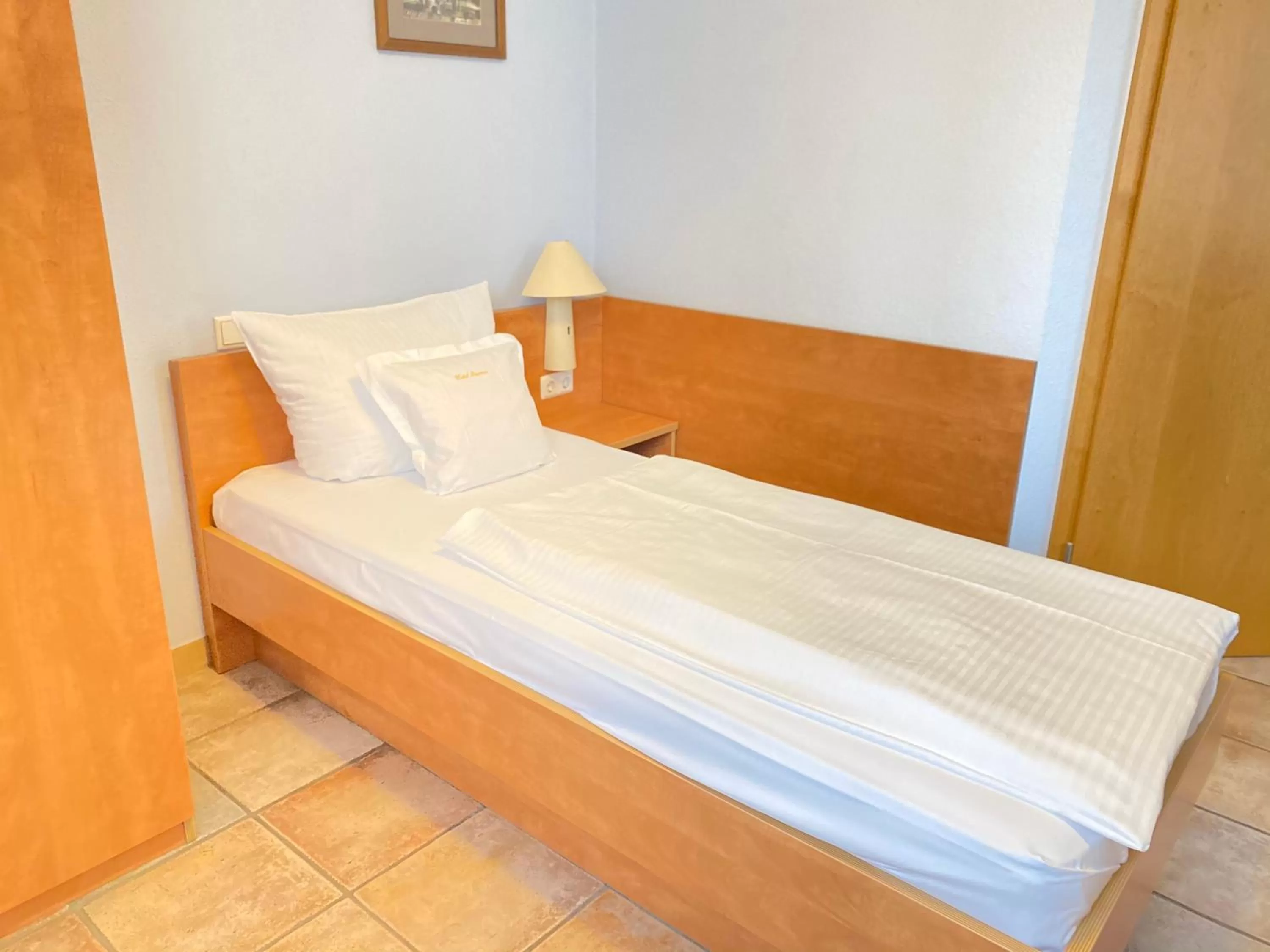 Bed in Vintage Hotel Köln Pulheim - Kostenlose Parkplätze