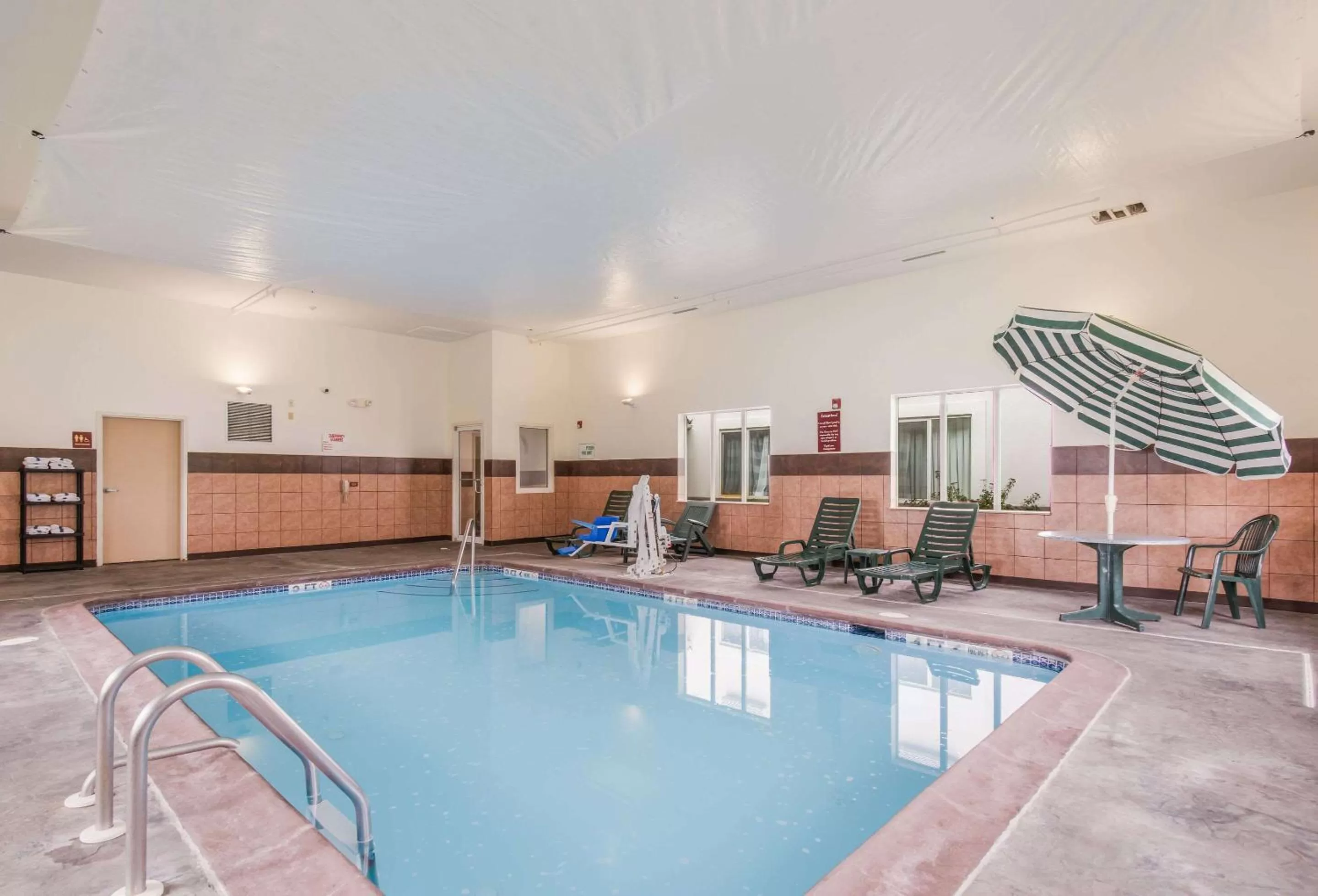 Swimming pool in Sleep Inn & Suites Ronks