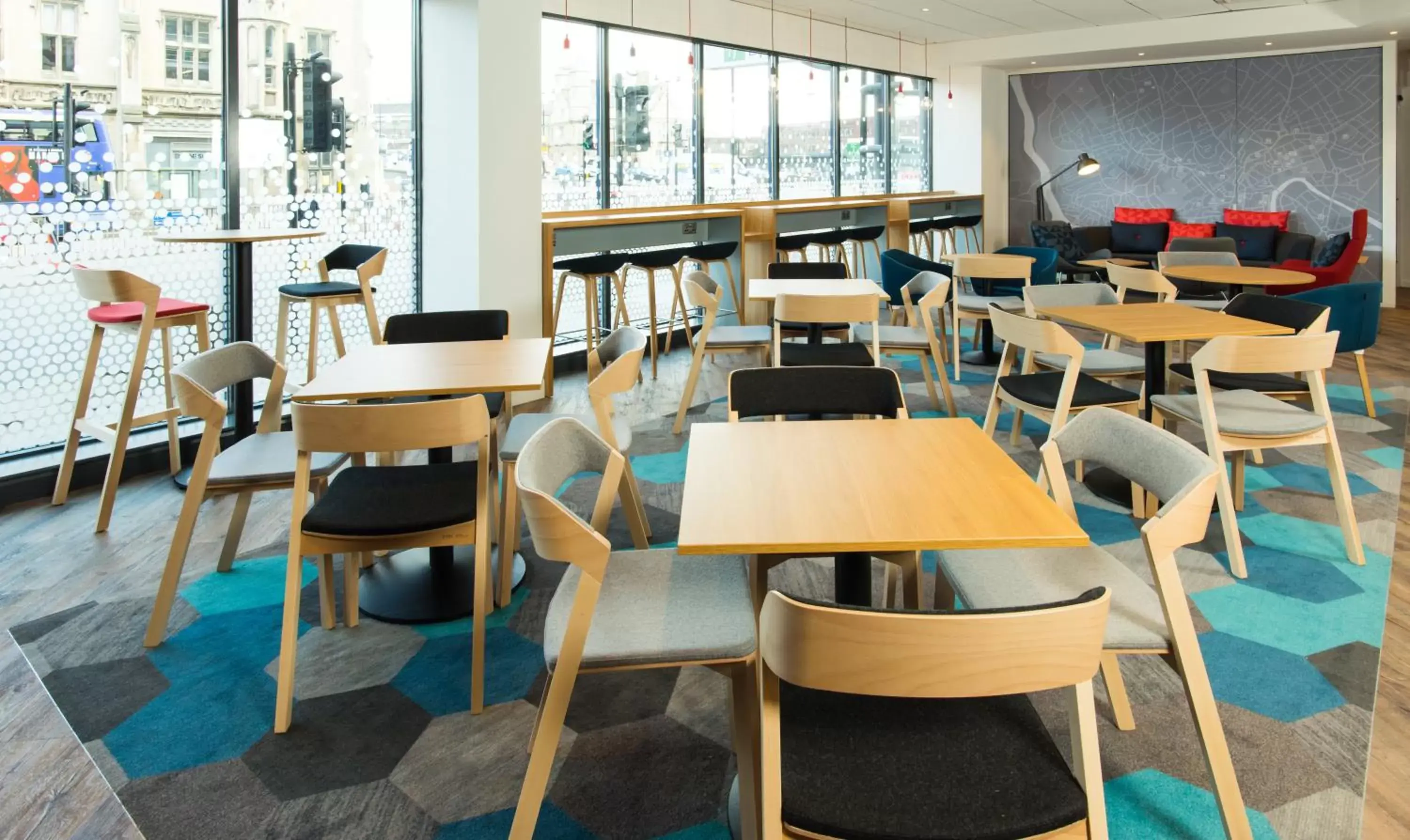 Lobby or reception, Restaurant/Places to Eat in Holiday Inn Express Bristol City Centre, an IHG Hotel