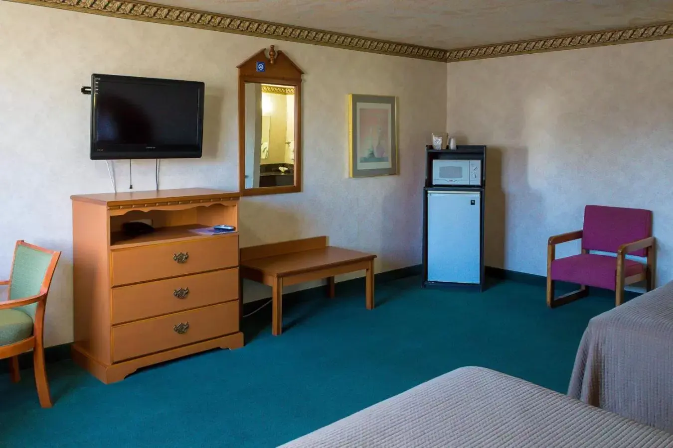 TV/Entertainment Center in Guest House Inn