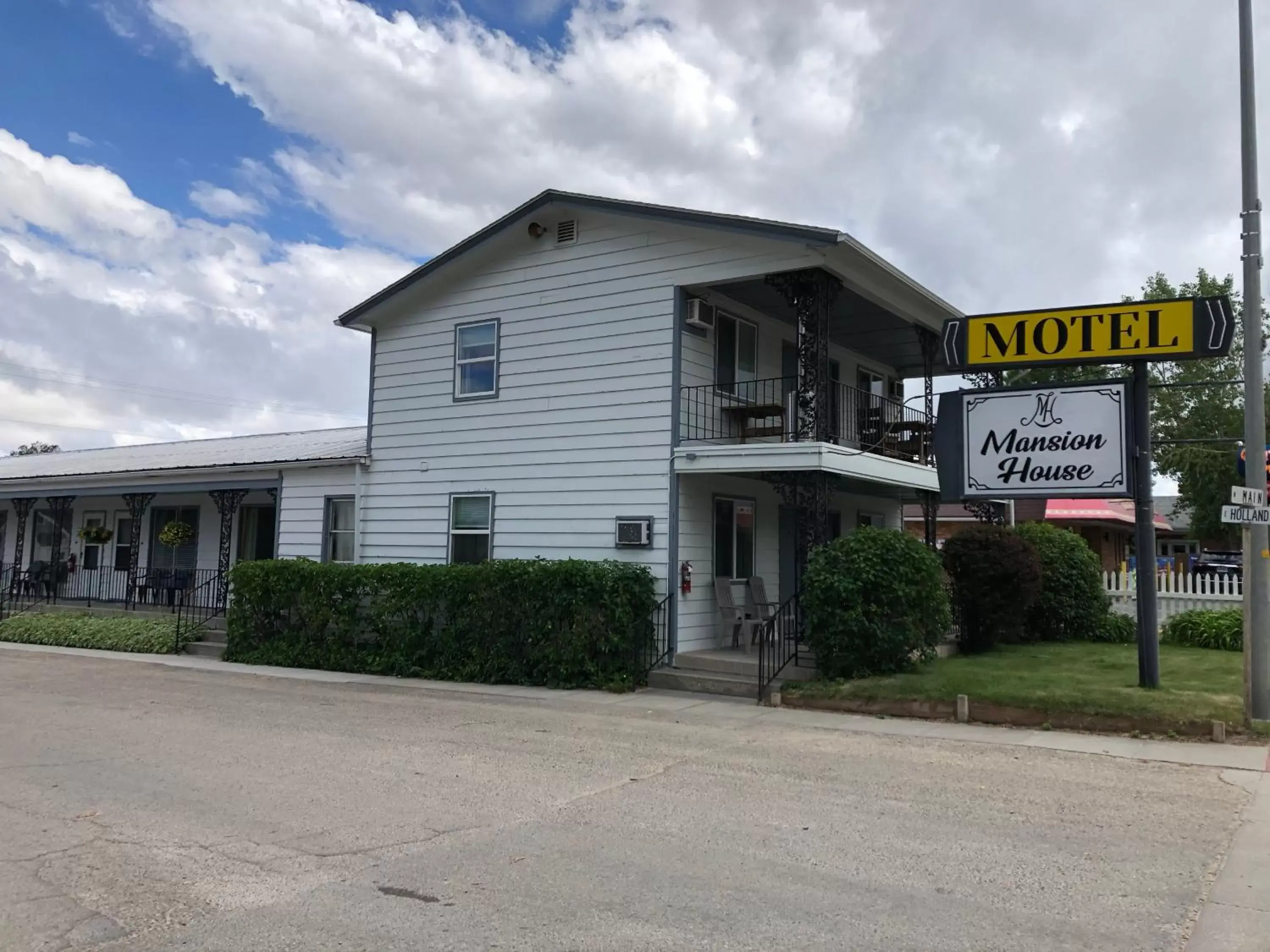 Property Building in Mansion House Motel