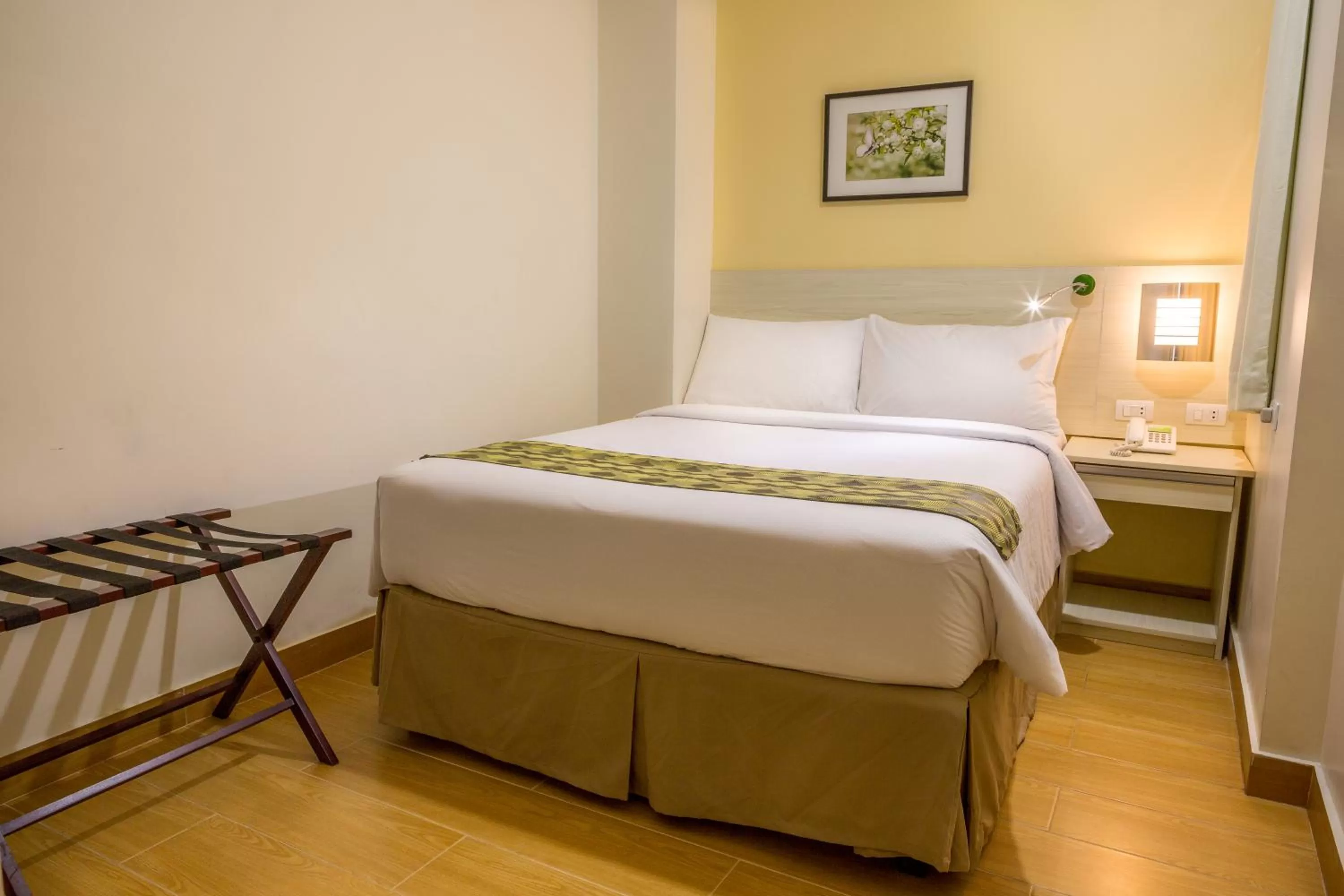 Bedroom, Bed in Hamersons Hotel Cebu