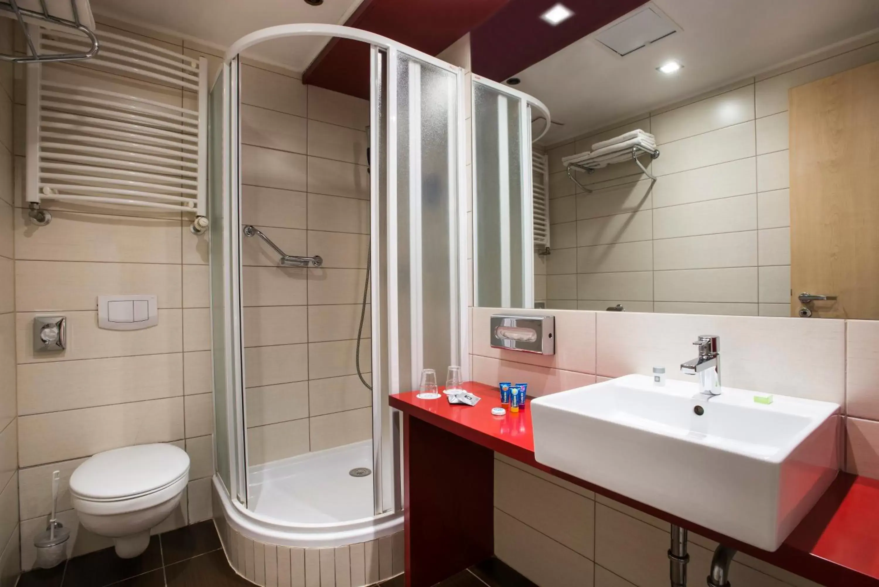Shower, Bathroom in Promenade City Hotel