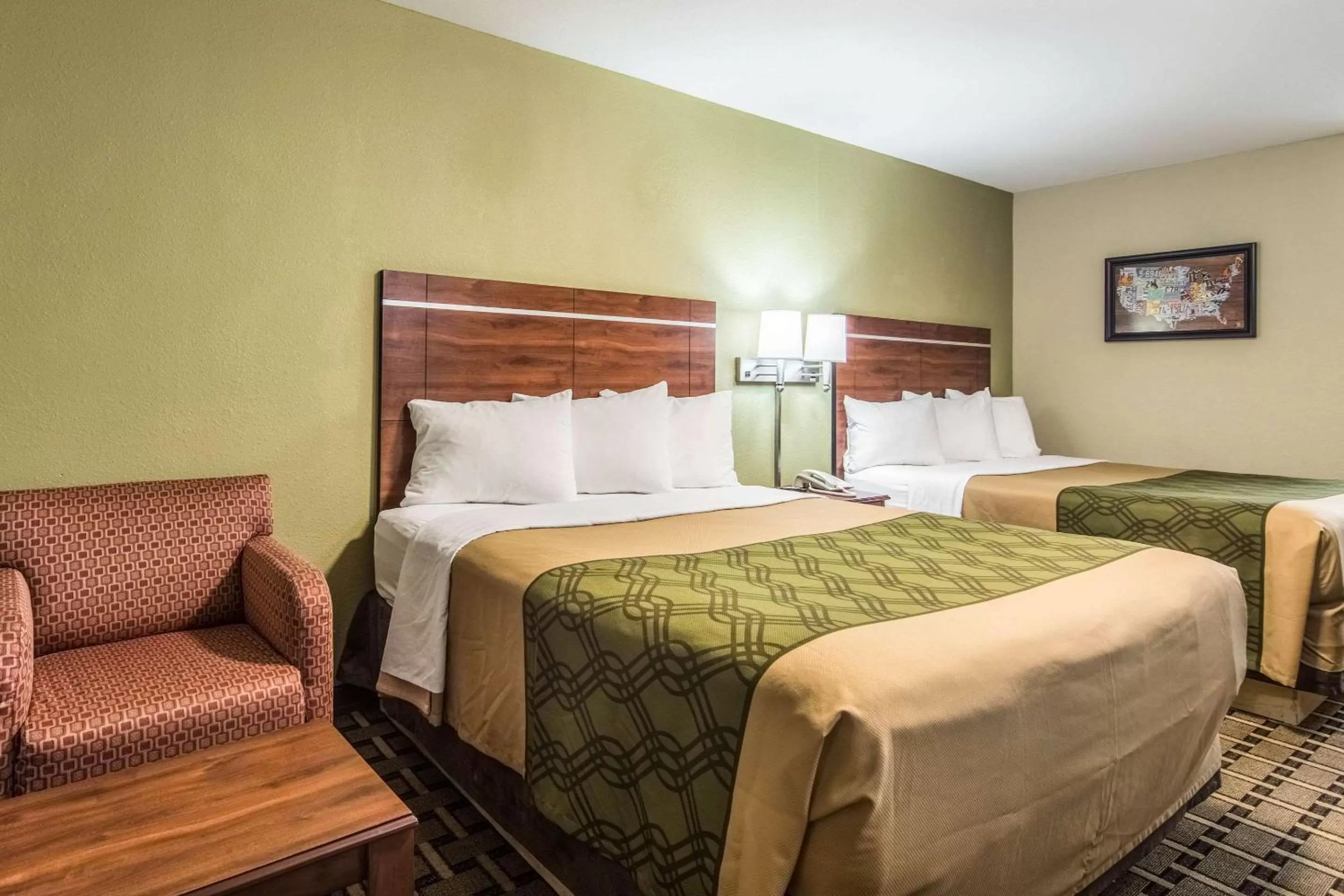 Photo of the whole room, Bed in Econo Lodge Jasper