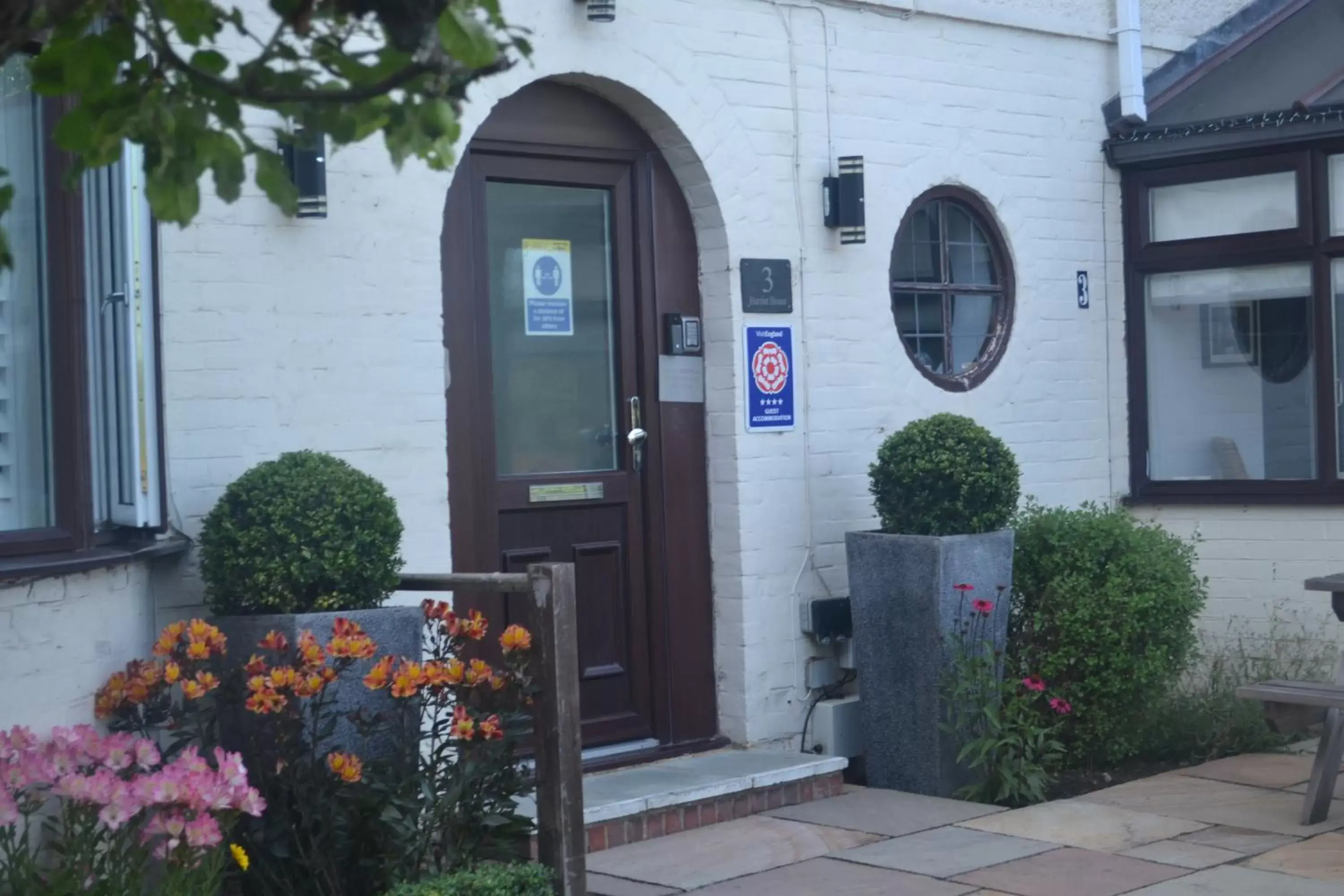 Facade/entrance in Harriet House B&B