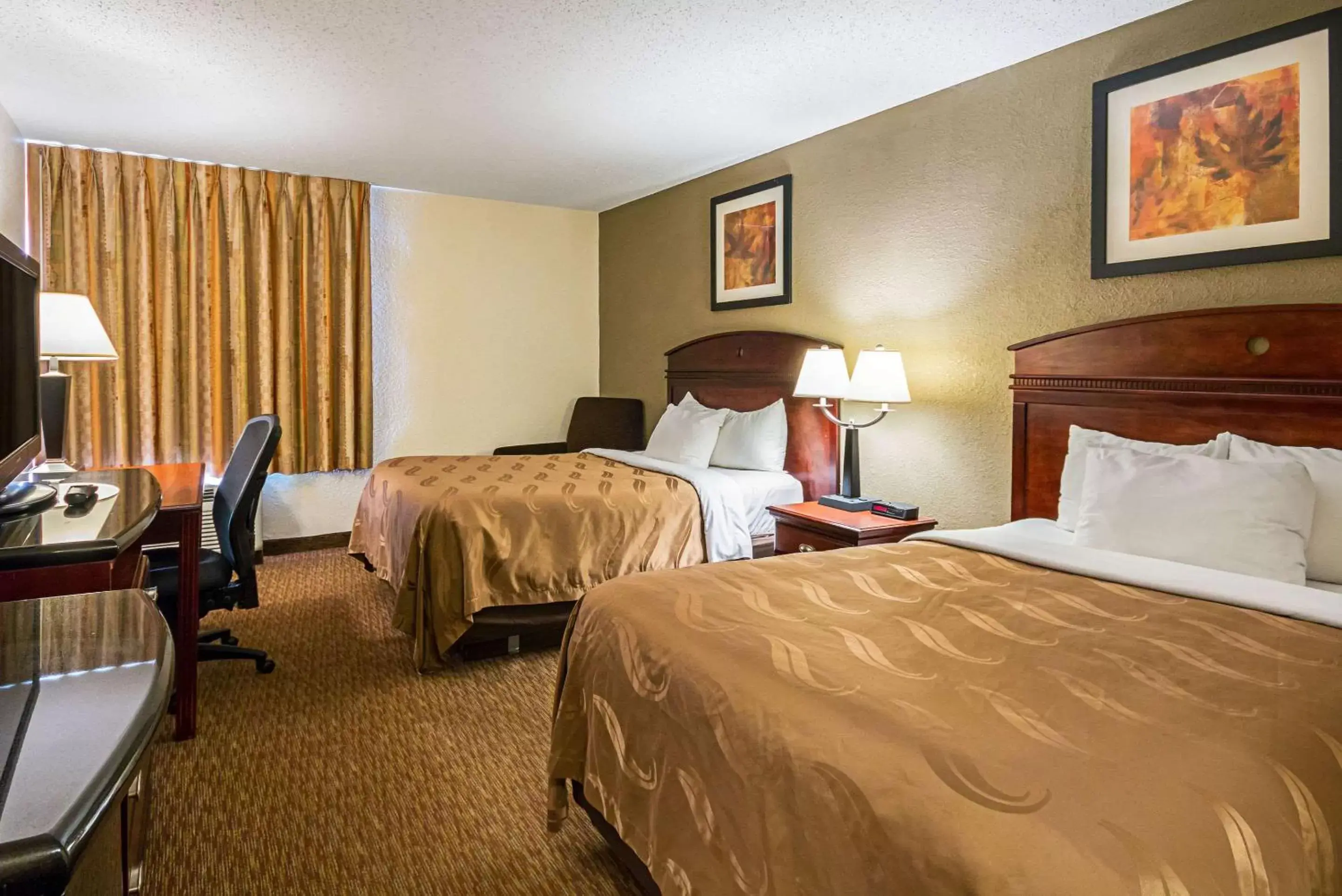 Photo of the whole room, Bed in Quality Inn Fairmont