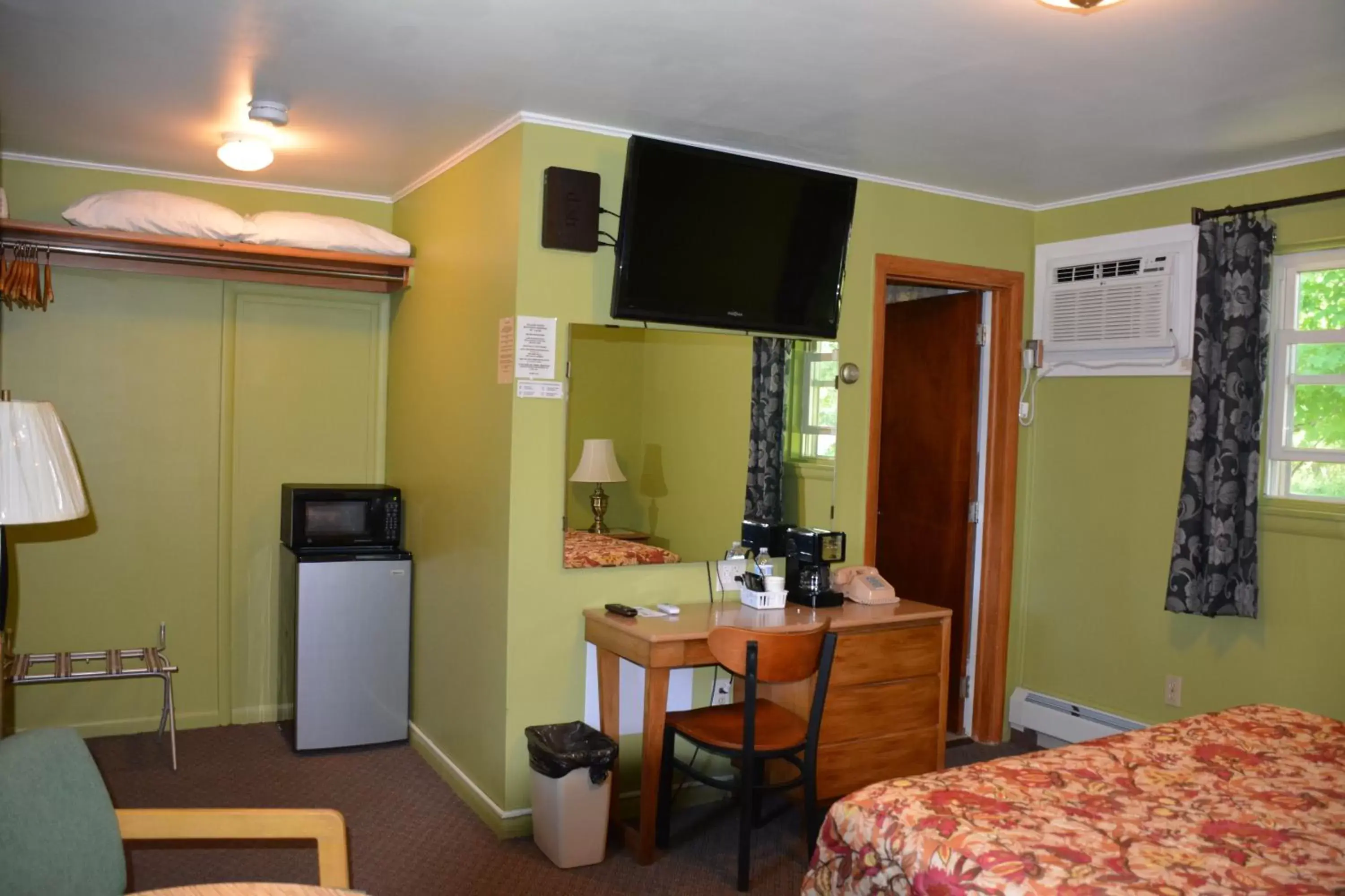 TV and multimedia, TV/Entertainment Center in The Village Motel