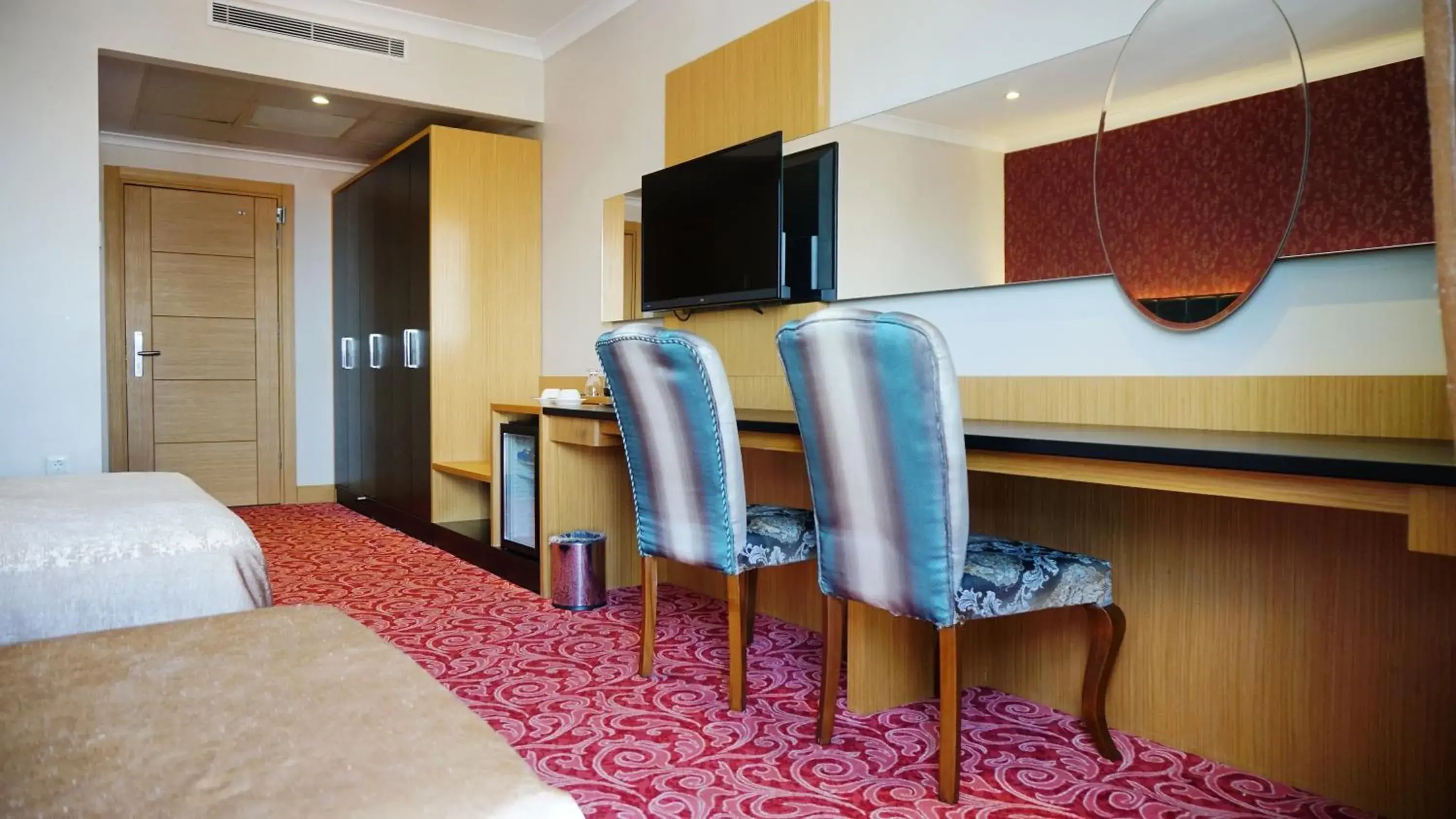 Bed, TV/Entertainment Center in Vois Hotel