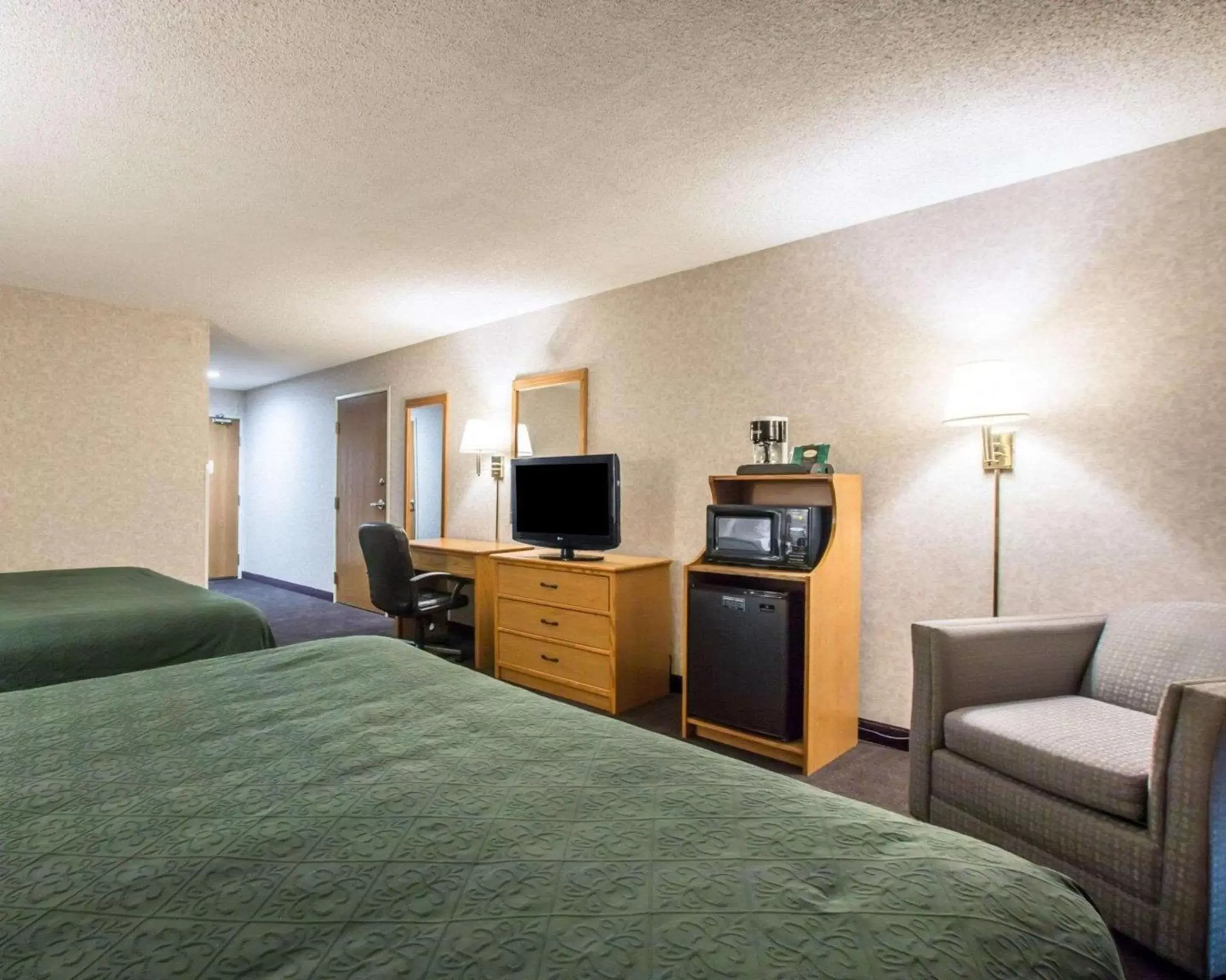Photo of the whole room, Bed in Quality Suites San Diego Otay Mesa