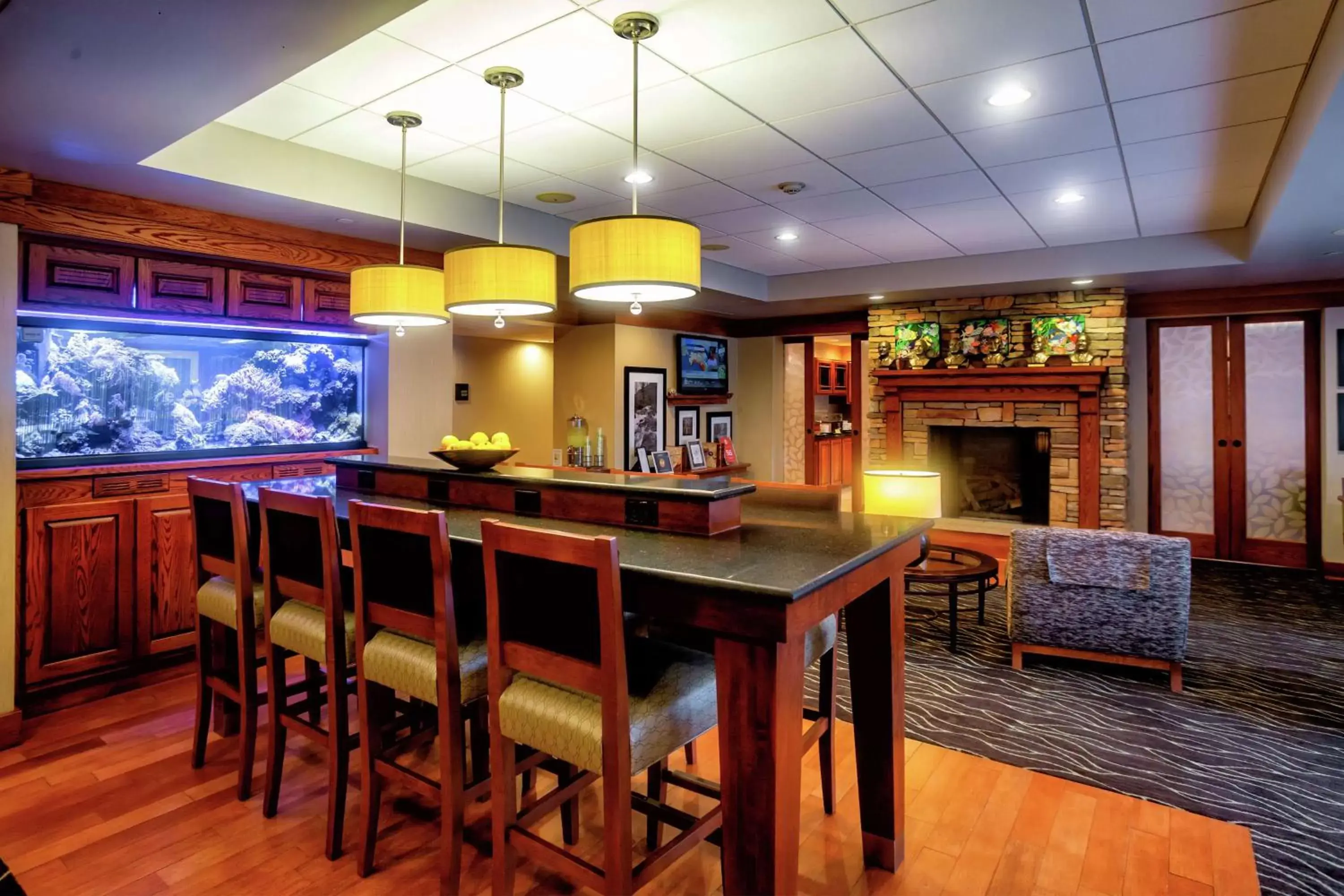 Lobby or reception, Lounge/Bar in Hampton Inn Wheeling