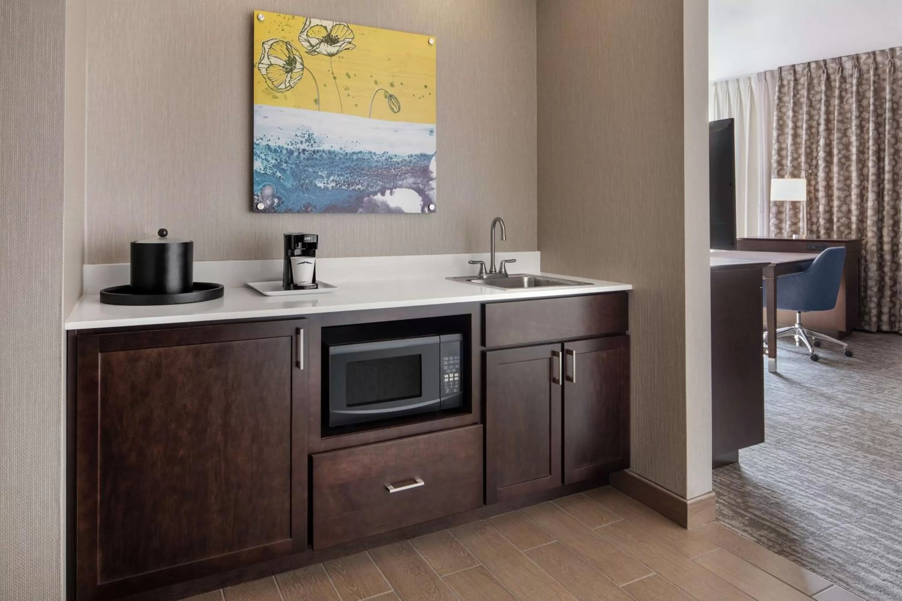 Bedroom in Hampton Inn & Suites Teaneck/Glenpointe