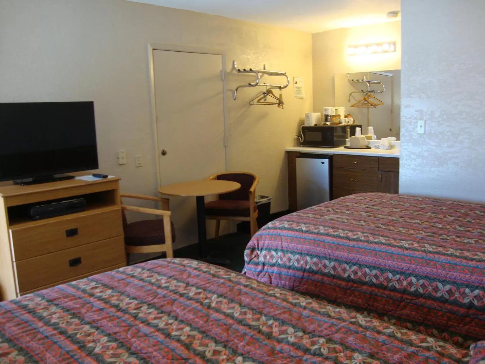 Photo of the whole room, Bed in Townhouse Inn and Suites