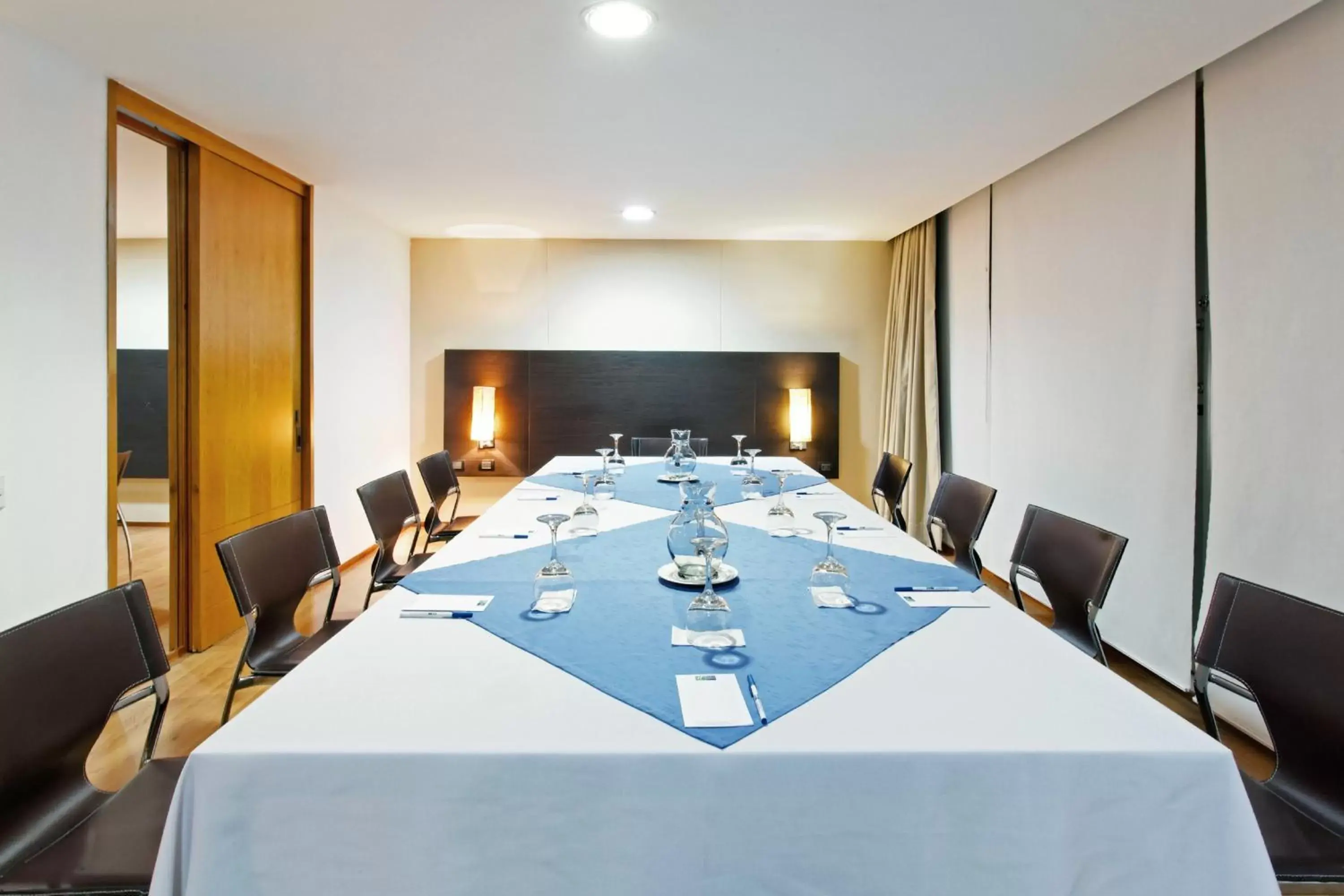 Meeting/conference room in Hotel Holiday Inn Express & Suites Medellin, an IHG Hotel