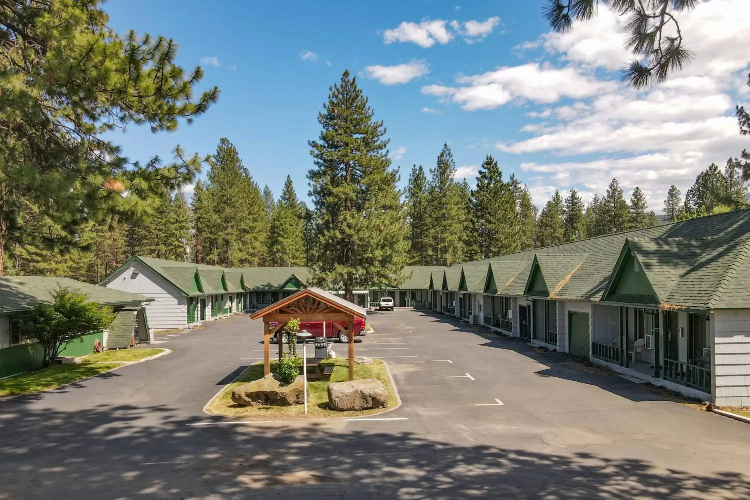 Property building in Green Gables Motel & Suites