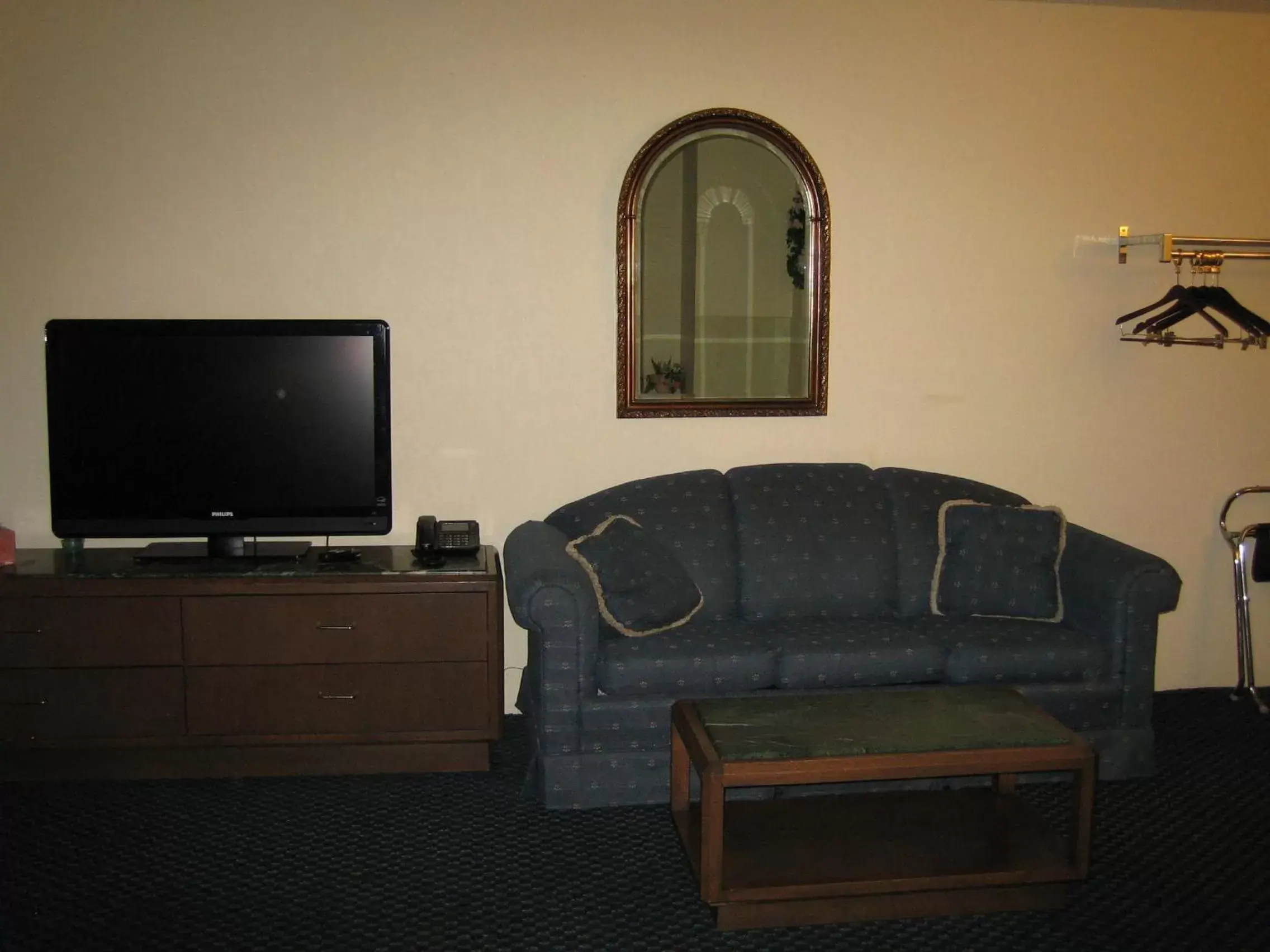 Seating area, TV/Entertainment Center in Knights Inn Litchfield