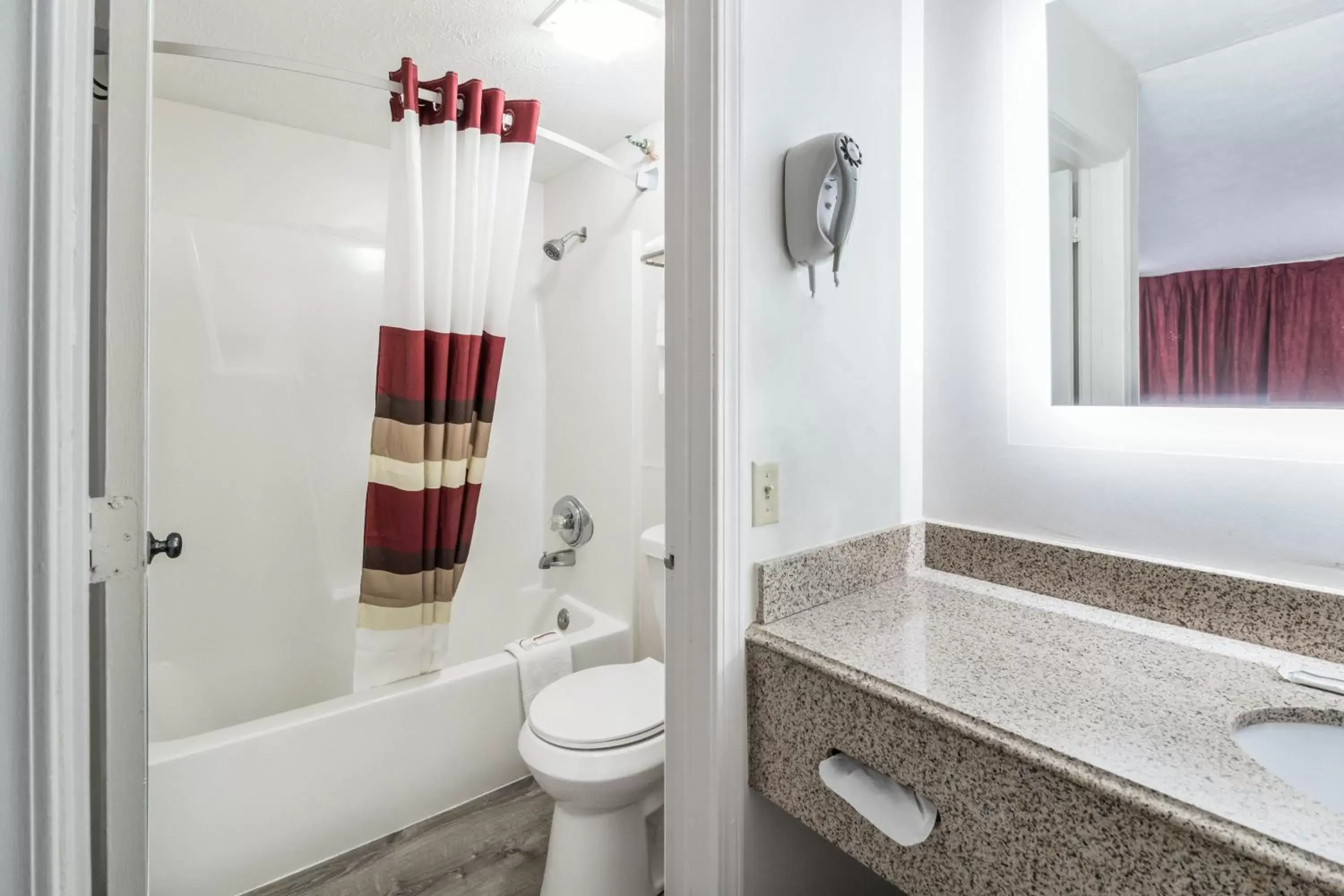 Bathroom in Red Roof Inn Cadiz