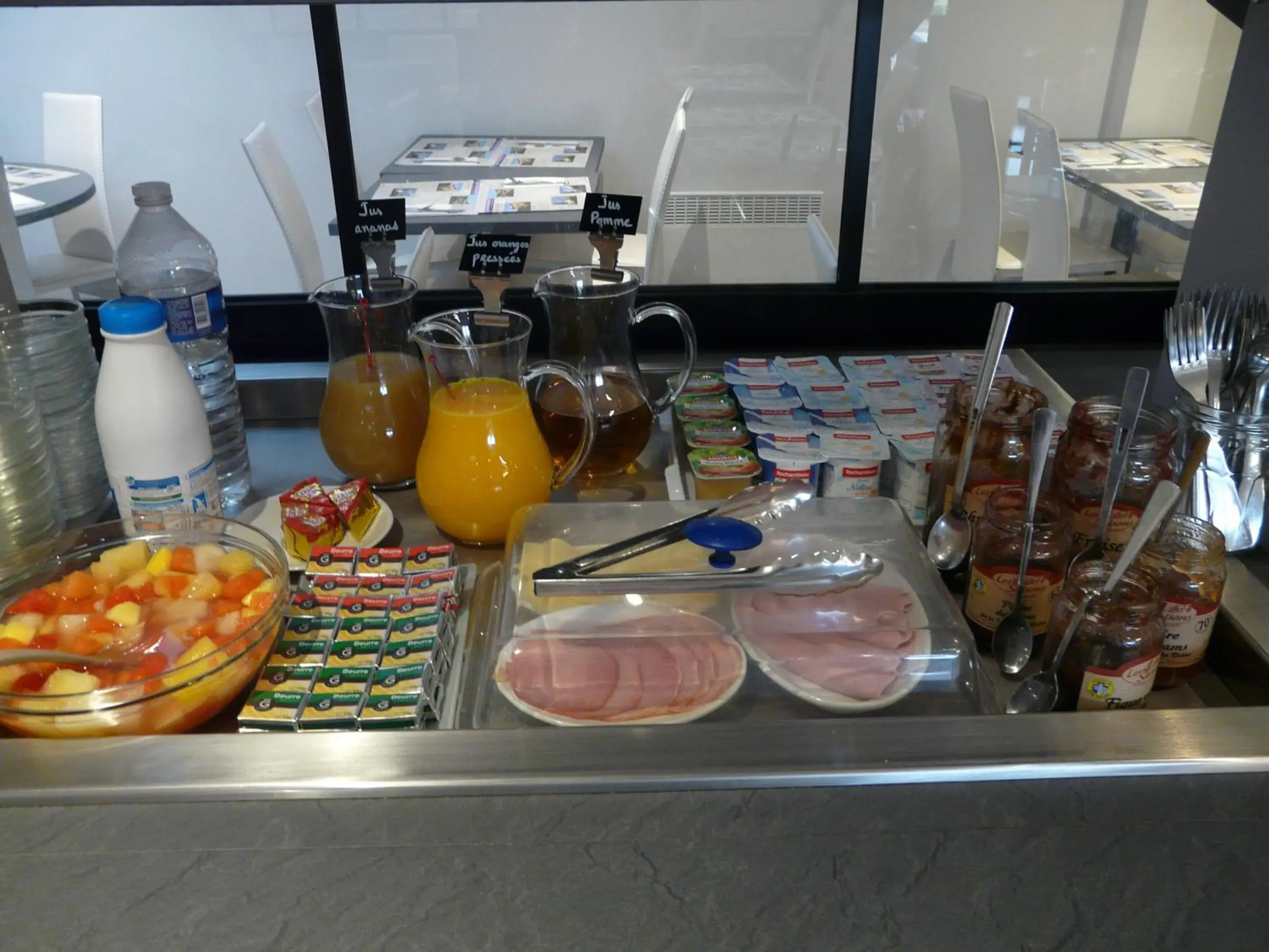 Buffet breakfast in Hôtel de la baie de Paimpol