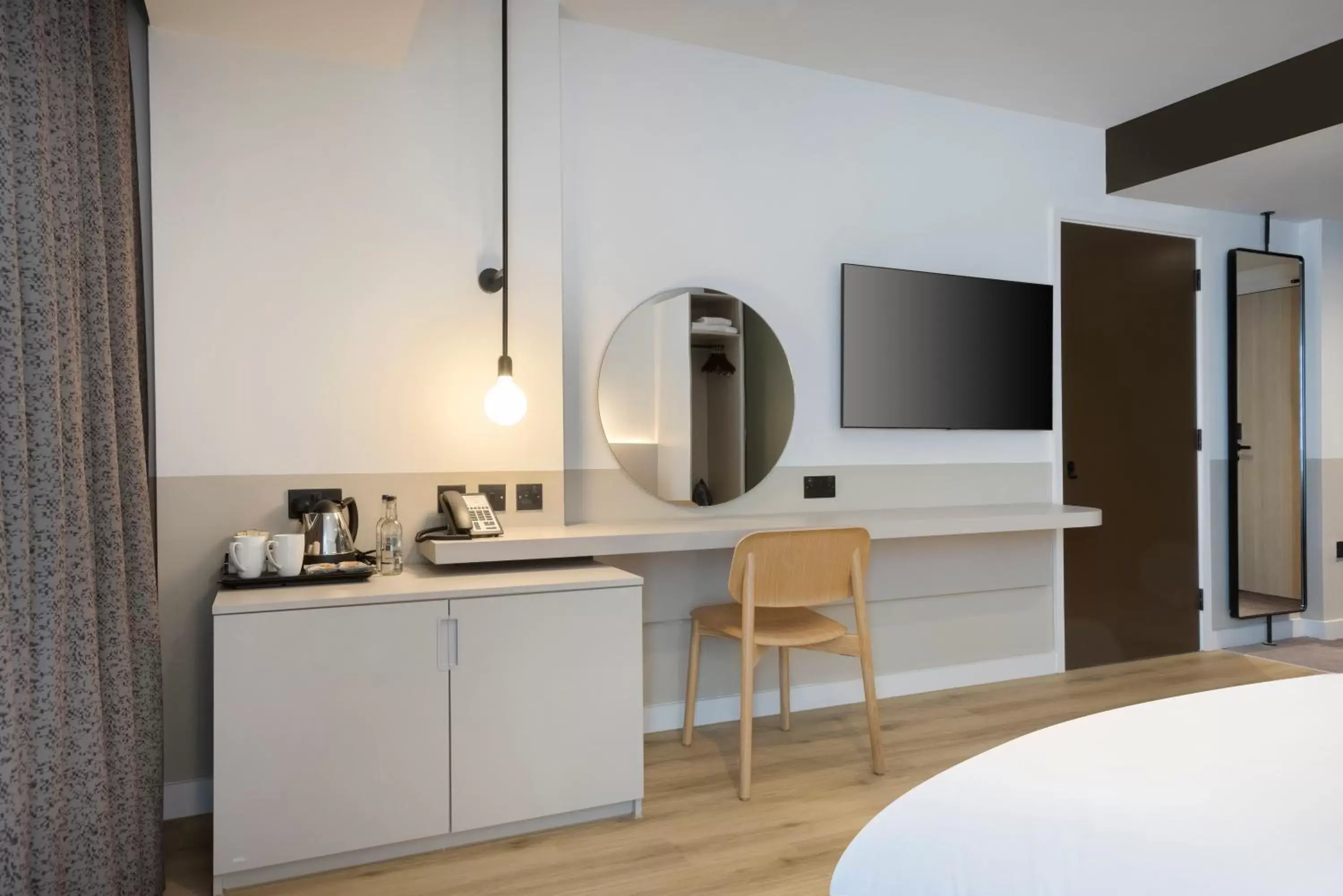 Bedroom, Bed in Leonardo Hotel Manchester Piccadilly Bedroom, Bed in Leonardo Hotel Manchester Piccadilly