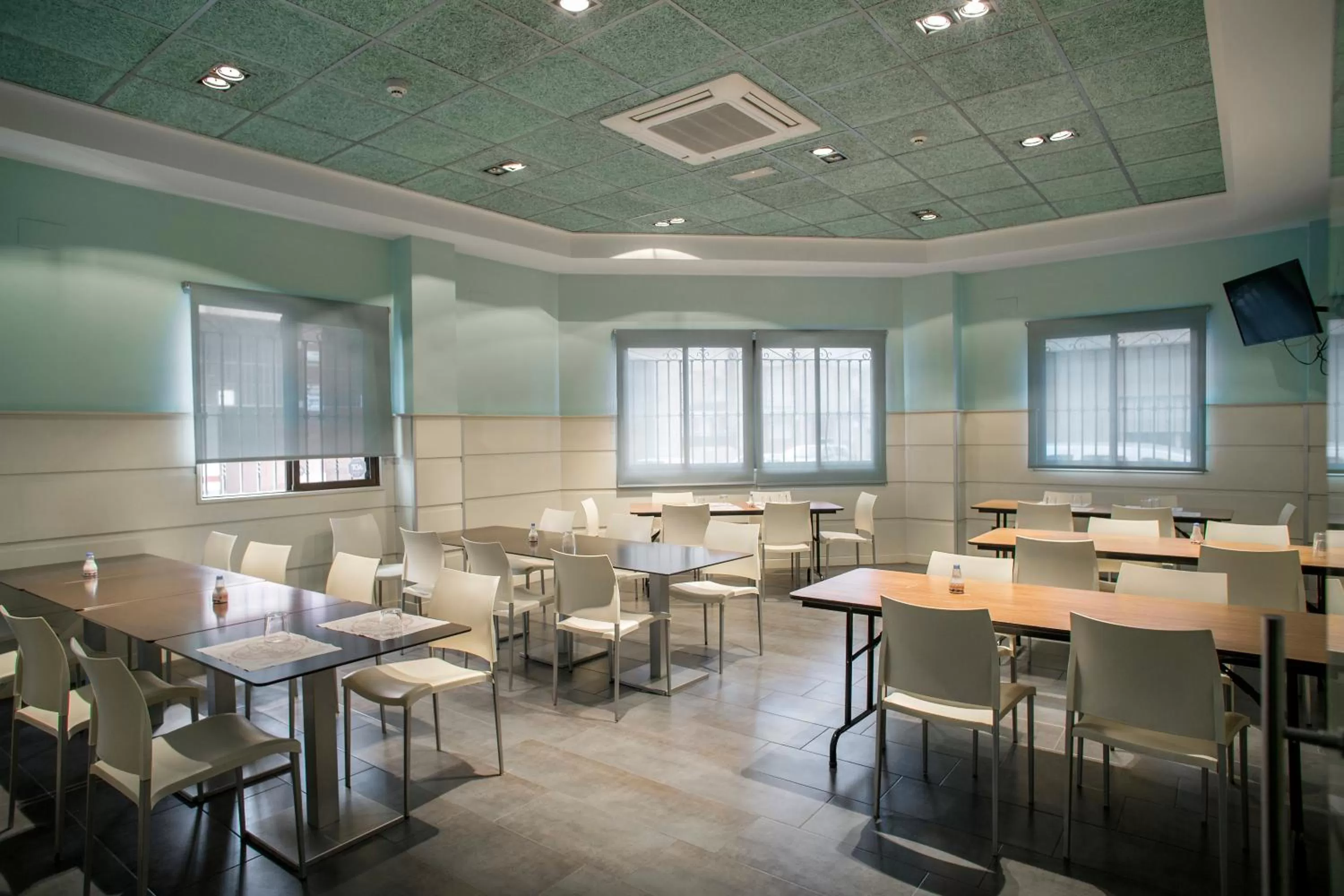 Restaurant/places to eat in Hotel Rostits