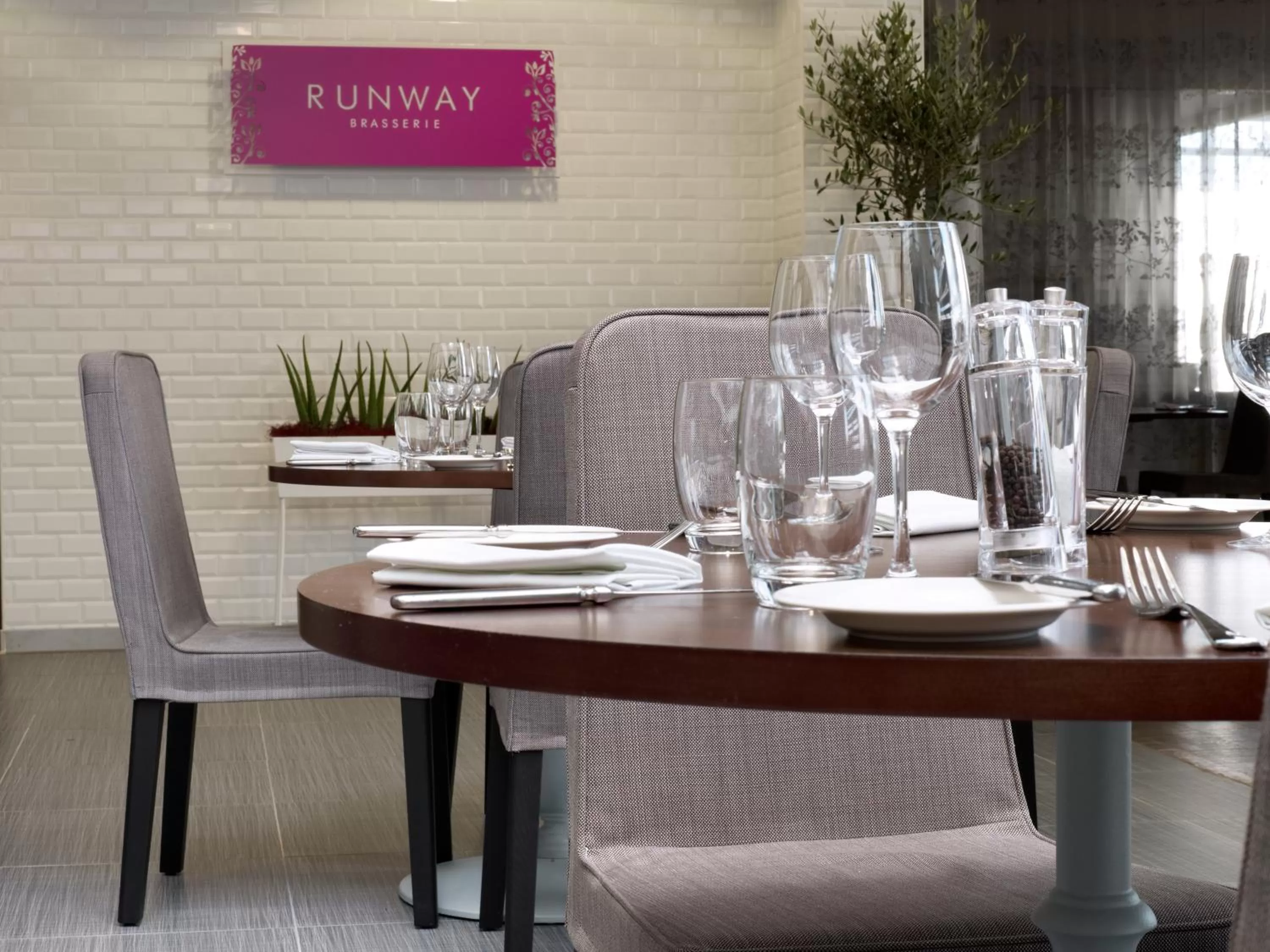 Restaurant/places to eat in Radisson Blu Hotel East Midlands Airport