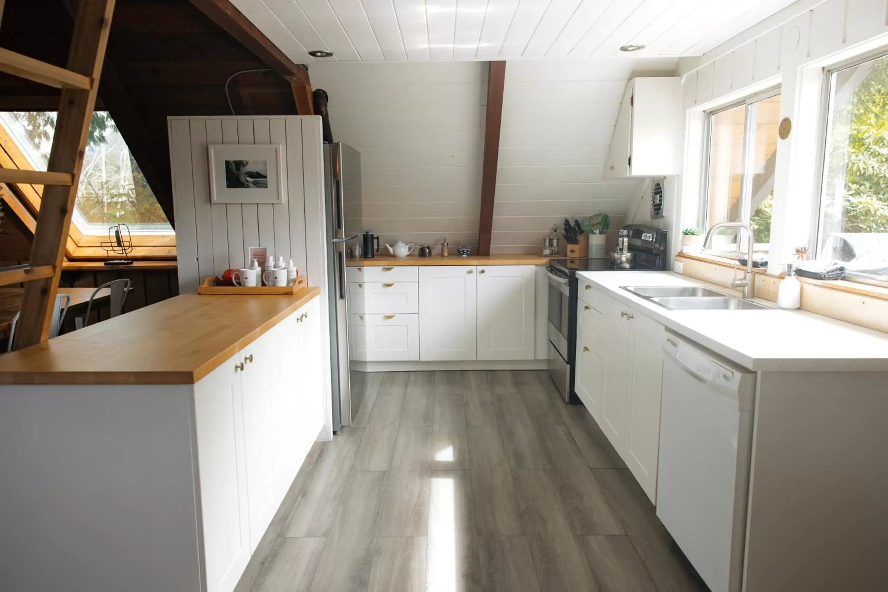 Kitchen/Kitchenette in The Shoreline Tofino