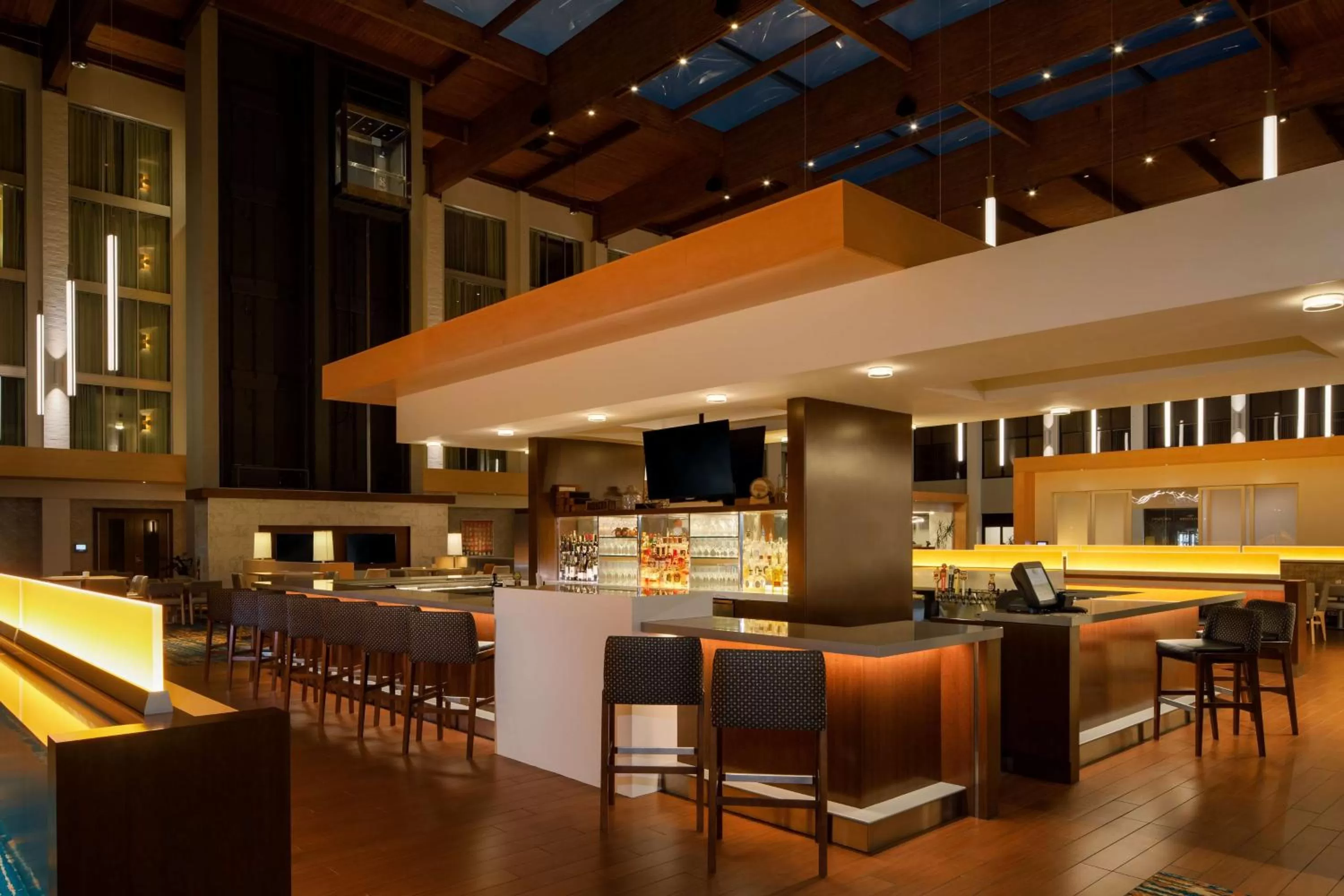 Lounge or bar in DoubleTree by Hilton Pittsburgh - Cranberry