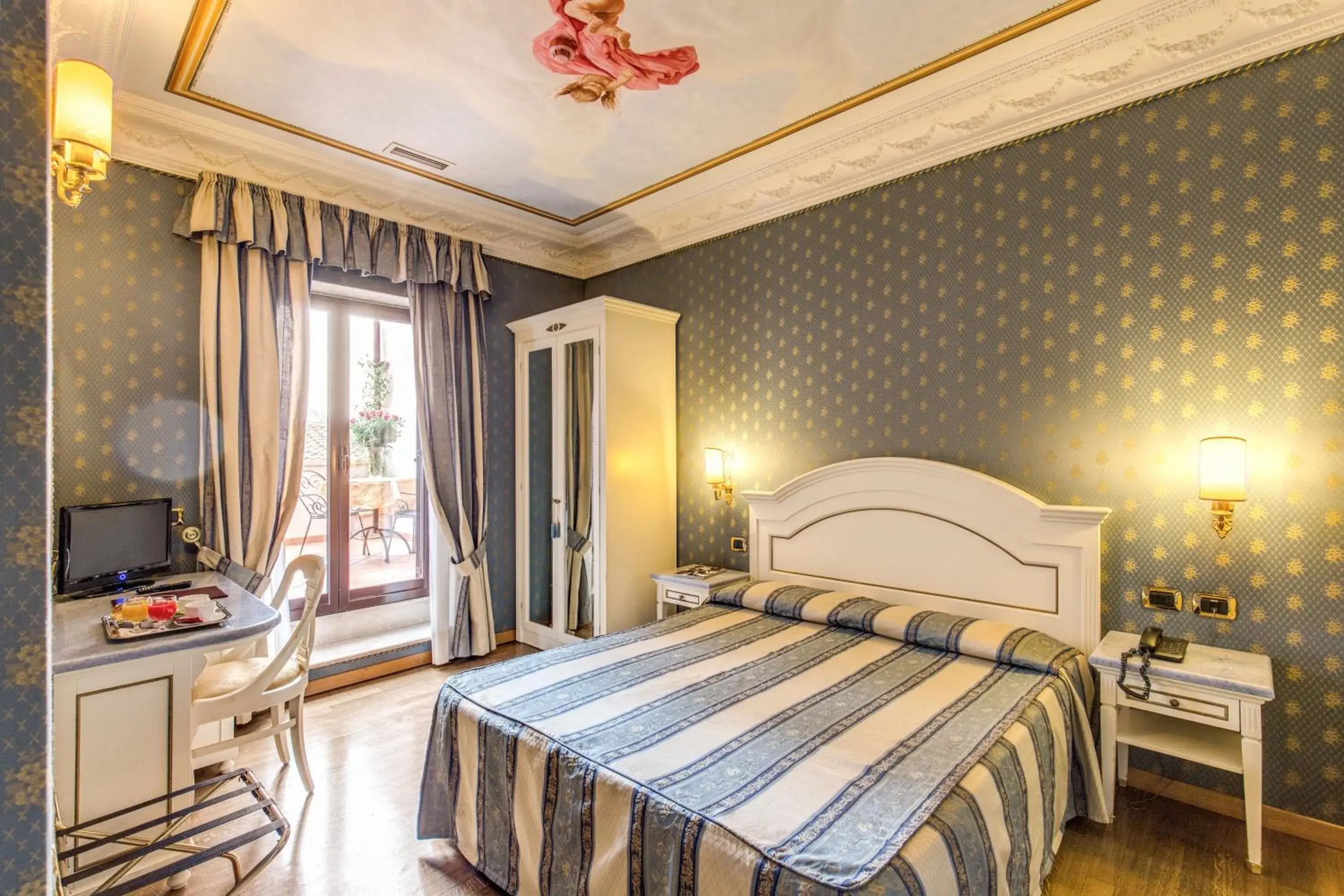 Balcony/Terrace, Bed in Hotel La Lumiere Di Piazza Di Spagna