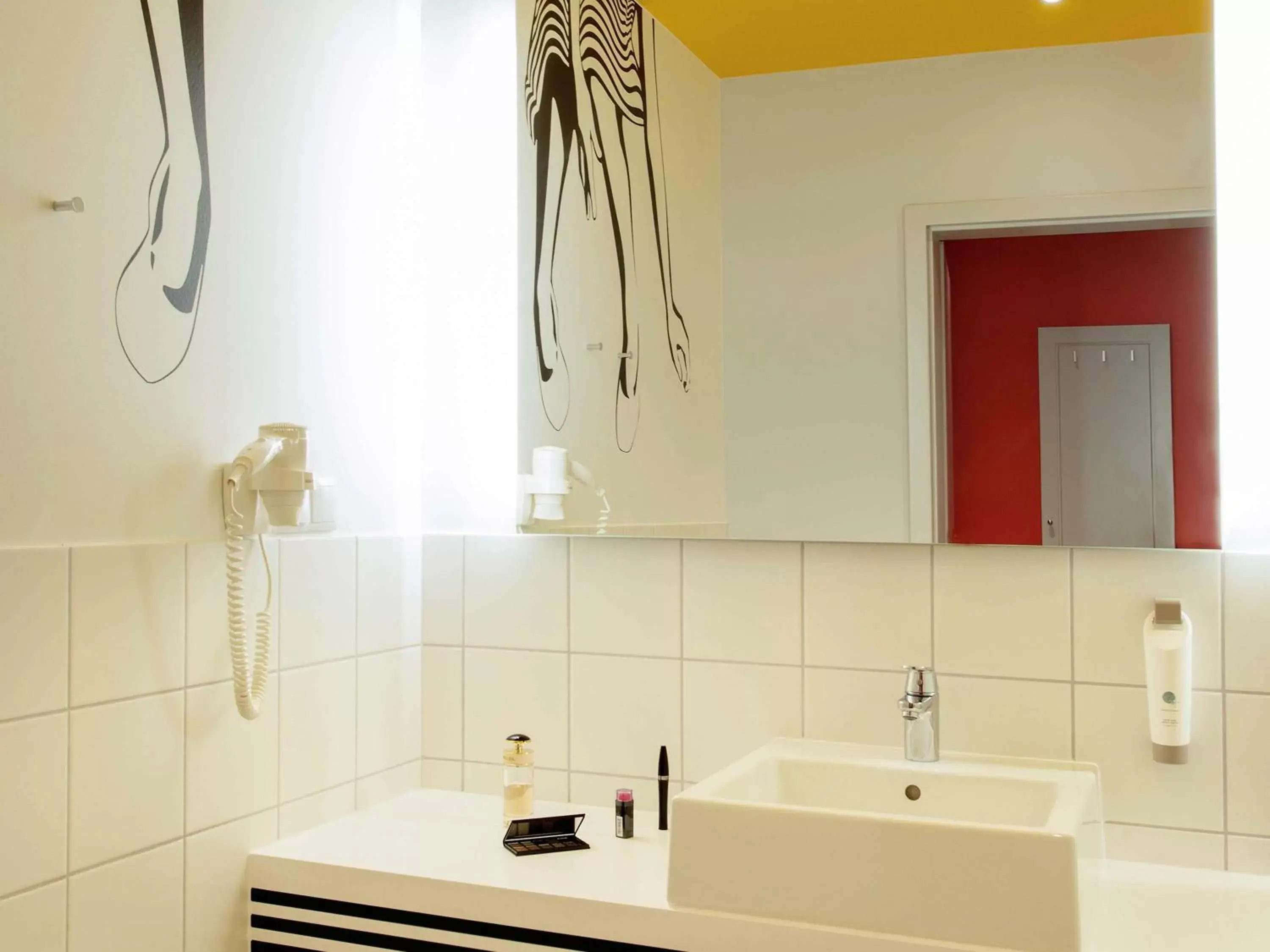Photo of the whole room, Bathroom in Ibis Styles Wroclaw Centrum