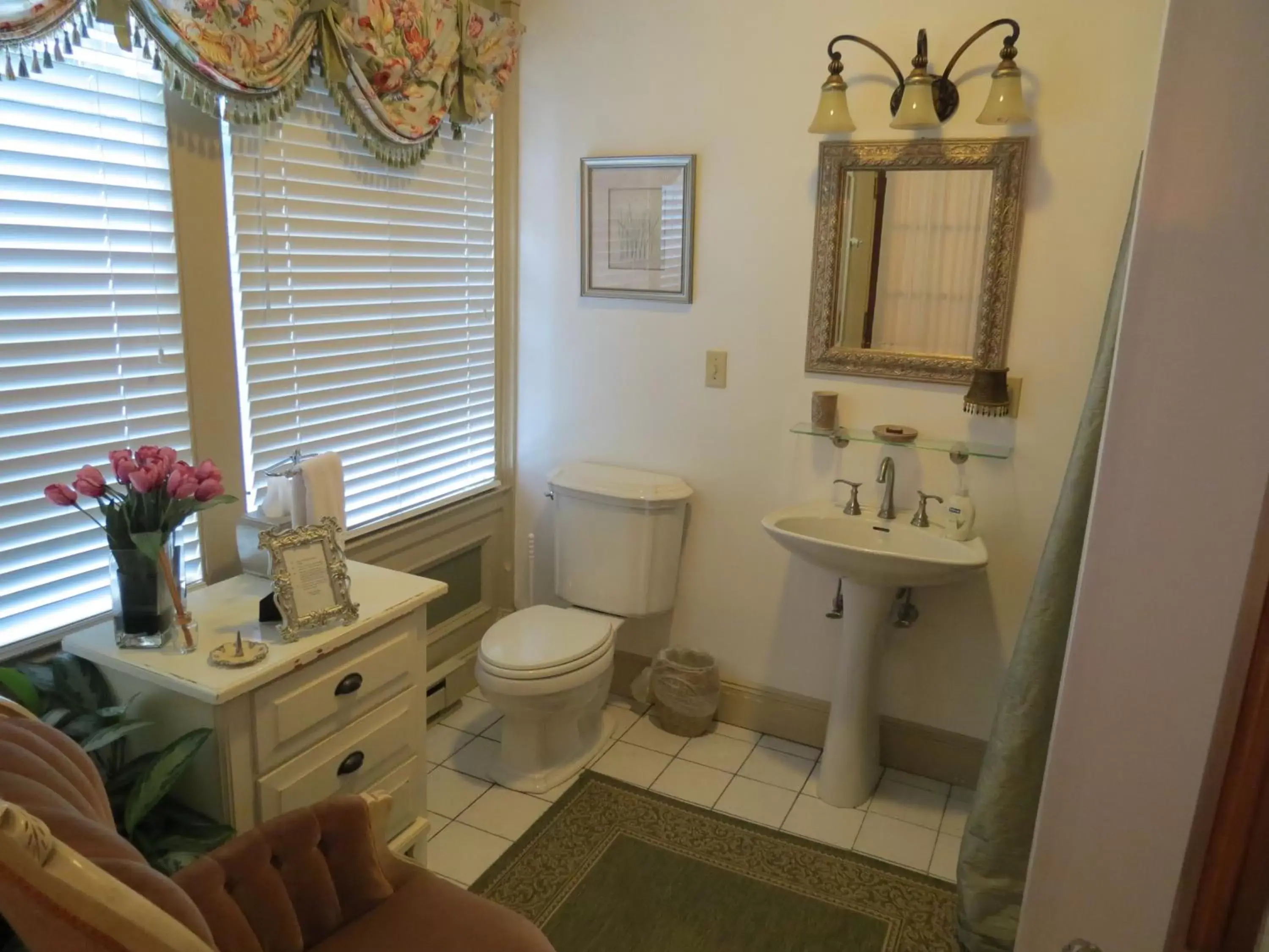 Bathroom, Coffee/Tea Facilities in Silver Fountain Inn