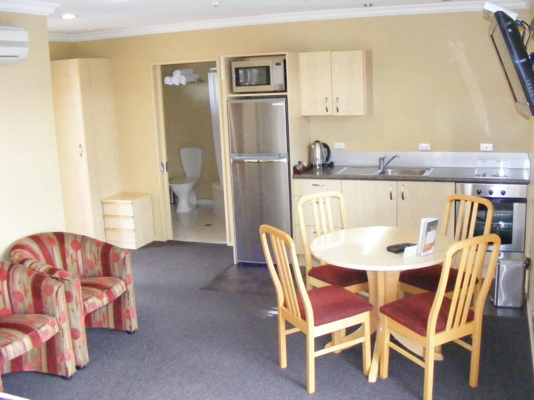 Photo of the whole room, Dining Area in Blenheim Spa Motor Lodge