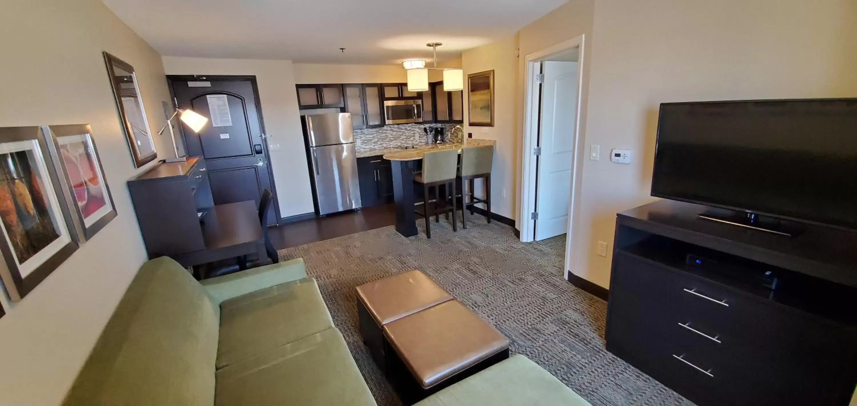 Photo of the whole room, Seating Area in Staybridge Suites Eau Claire - Altoona, an IHG Hotel