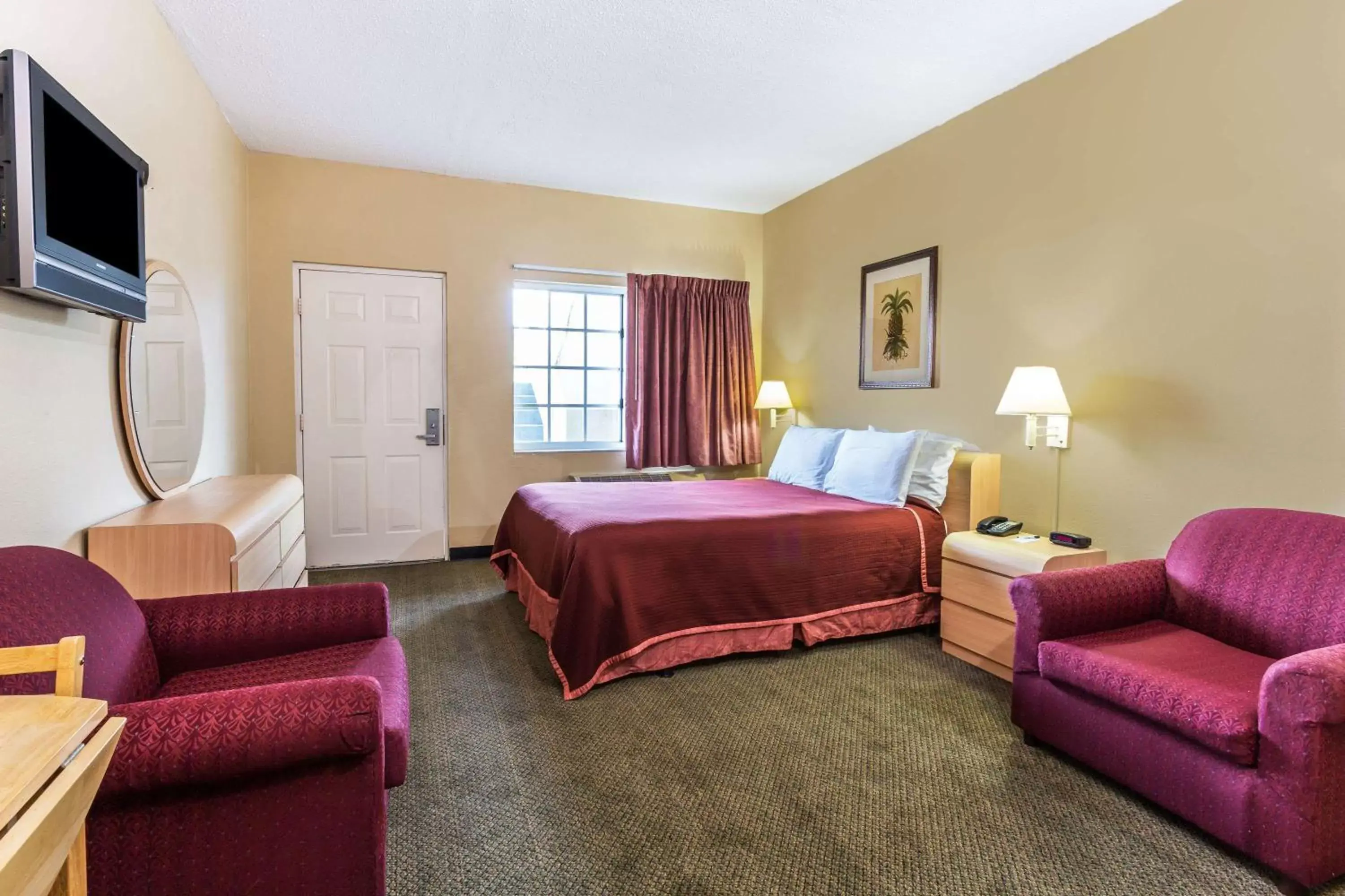 Photo of the whole room in Travelodge Suites by Wyndham Lake Okeechobee