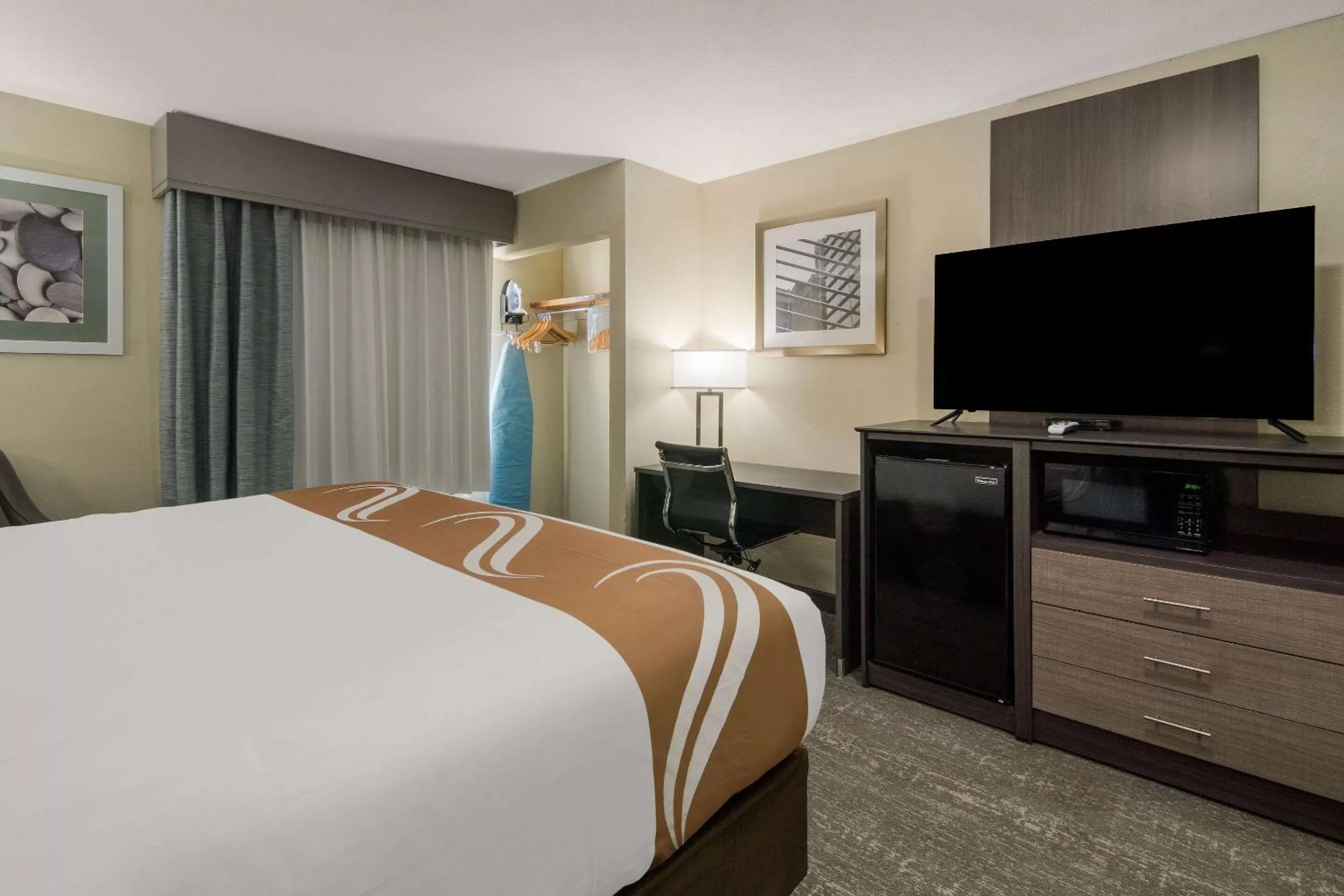 Bedroom, Bed in Quality Inn & Suites Roanoke - Fort Worth North