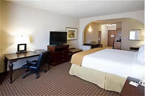 TV/Entertainment Center in Holiday Inn Express Hotel and Suites Kingsville, an IHG Hotel