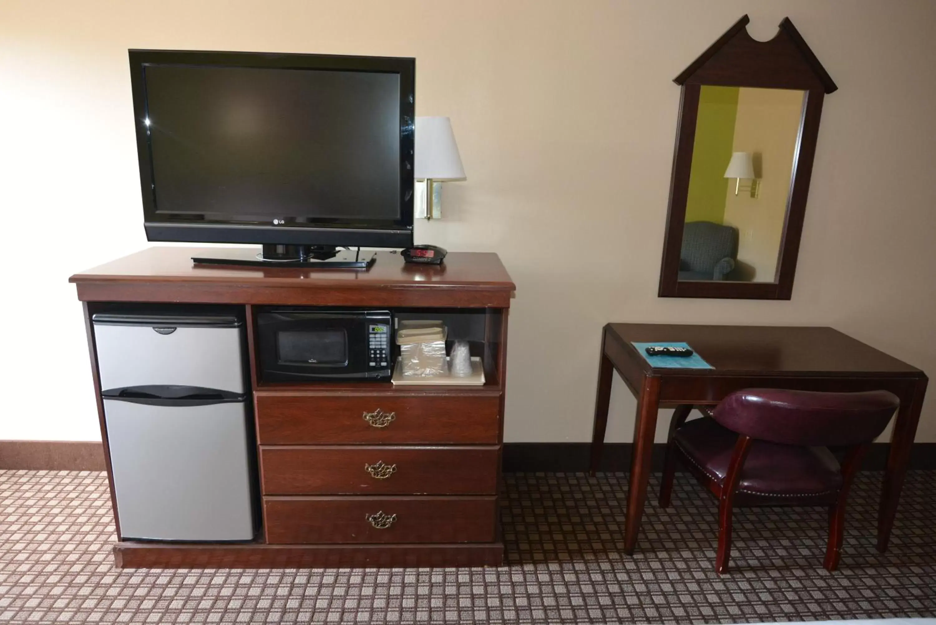 TV/Entertainment Center in Jameson Inn and Suites Hazelhurst