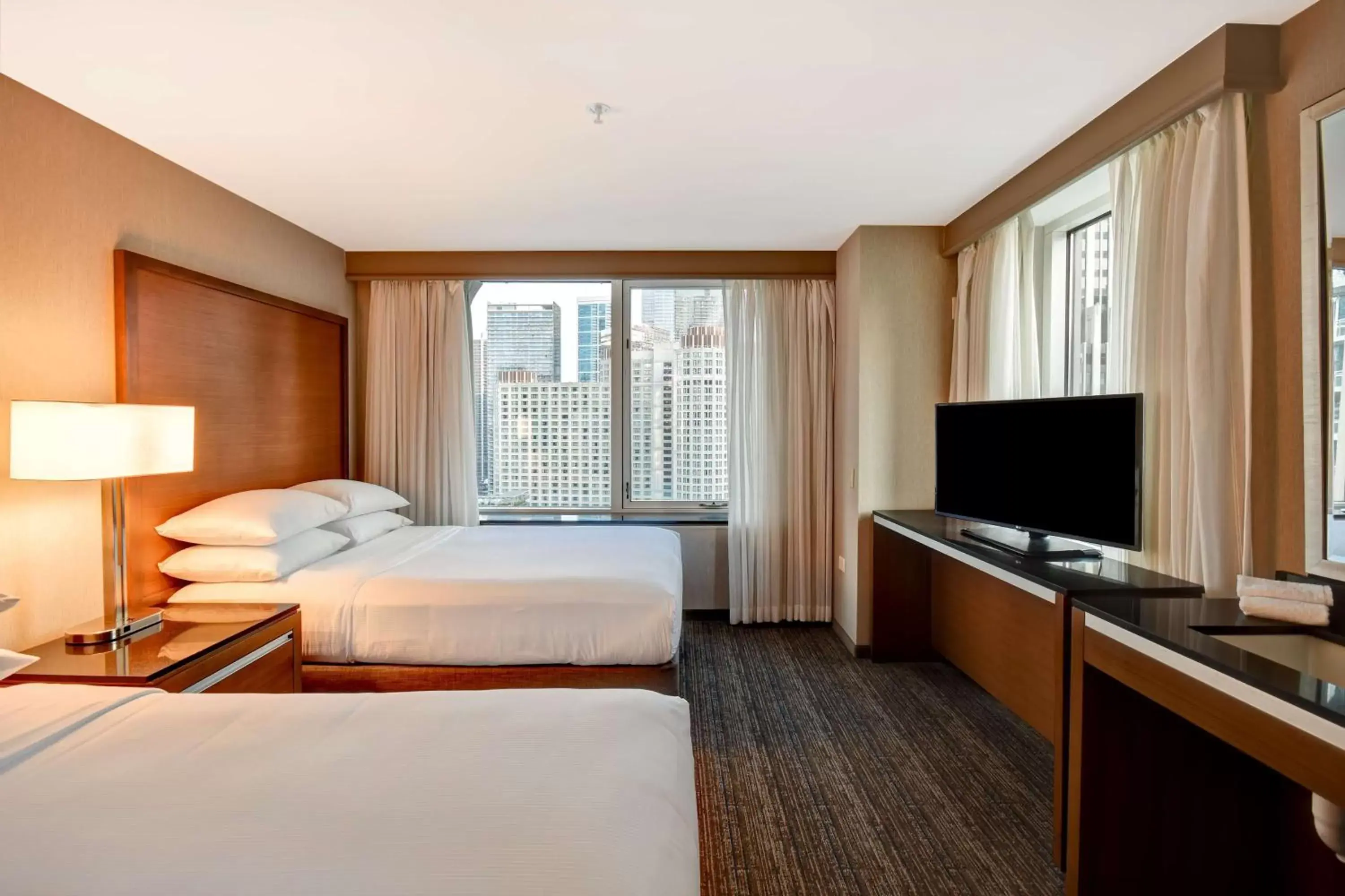 Bed, TV/Entertainment Center in Embassy Suites by Hilton Chicago Downtown Magnificent Mile