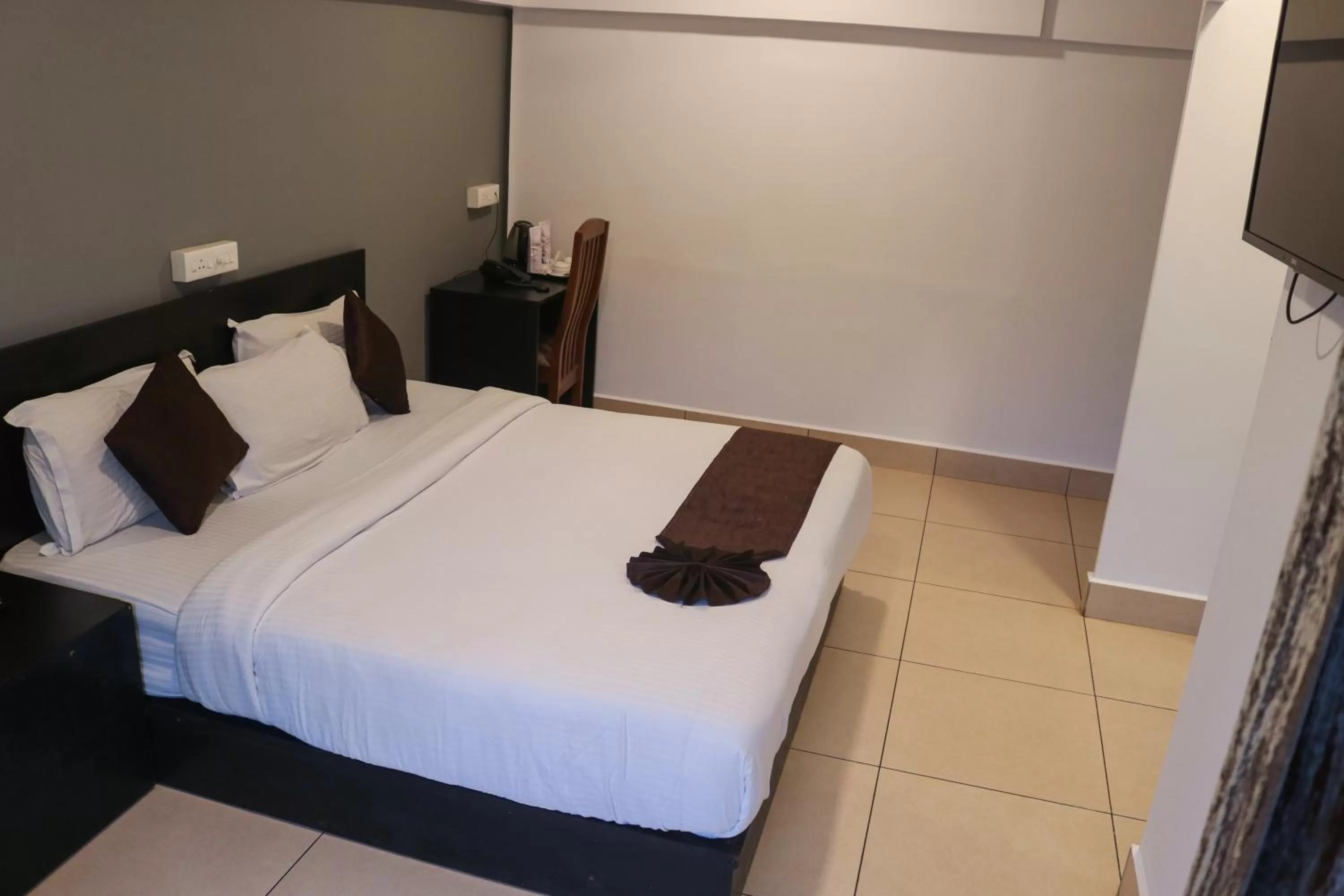 Photo of the whole room, Bed in Edens Munnar