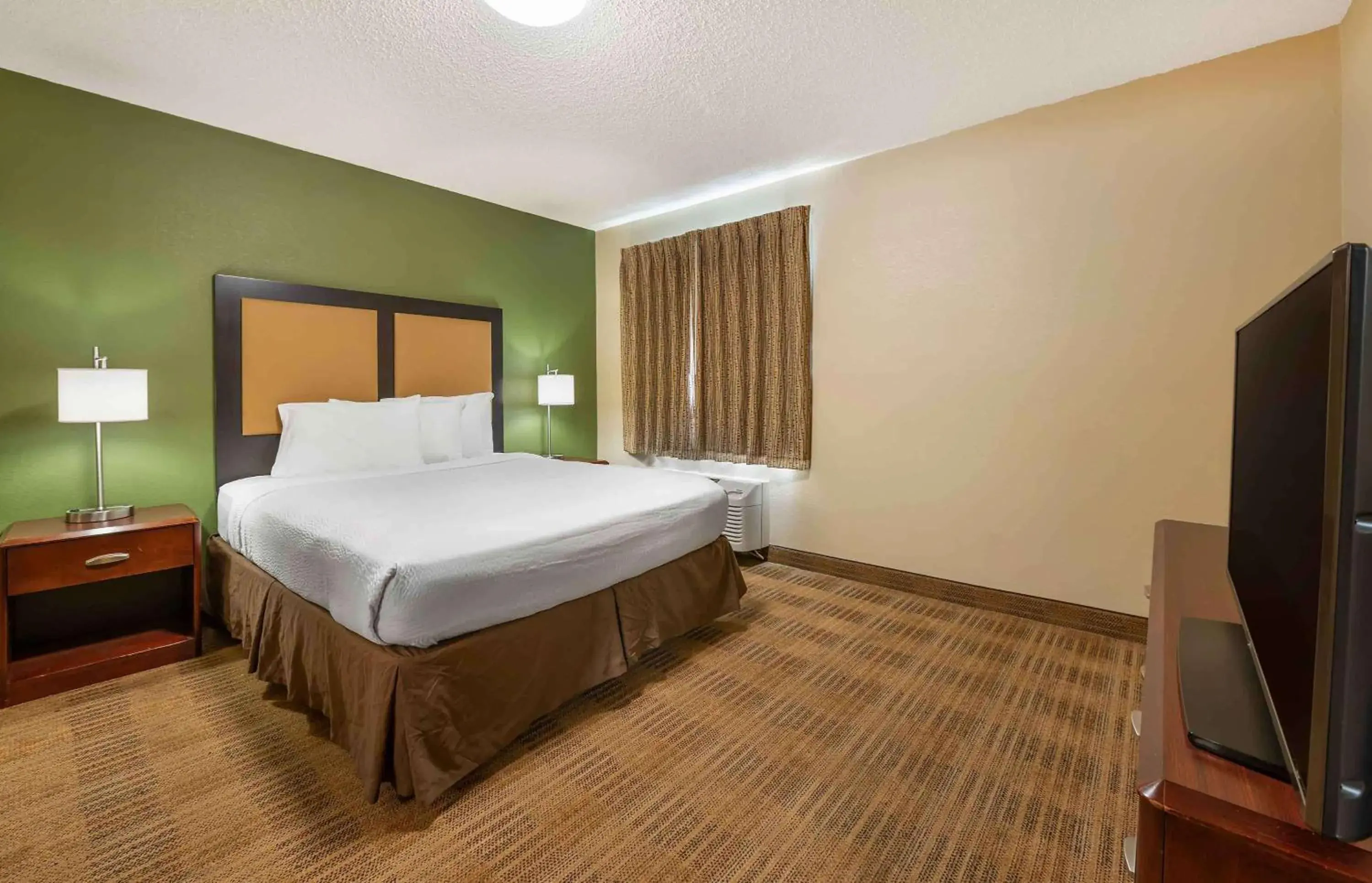 Bedroom, Bed in Extended Stay America Suites - Indianapolis - Northwest - College Park