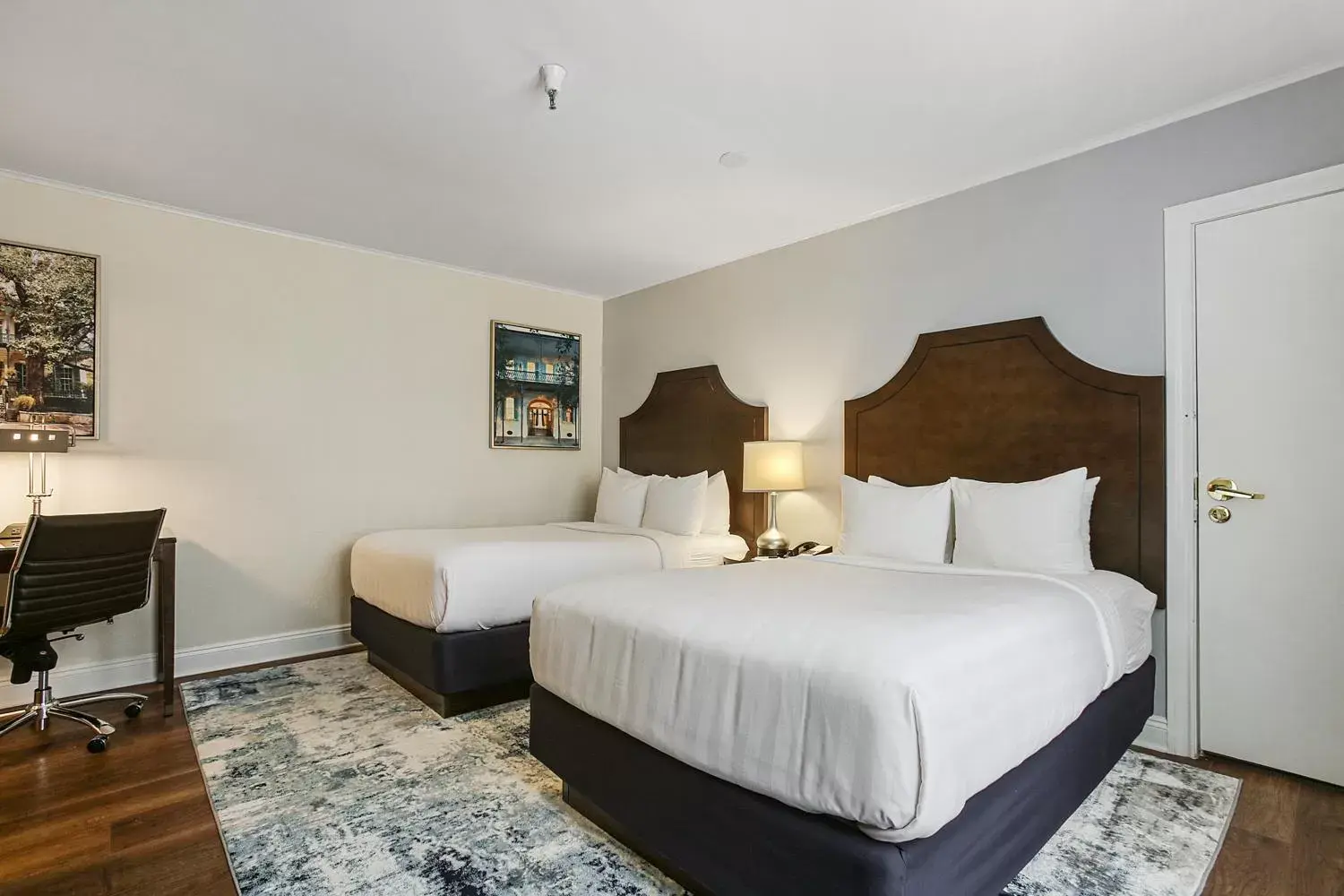 Property building, Bed in St Charles Inn, Superior Hotel