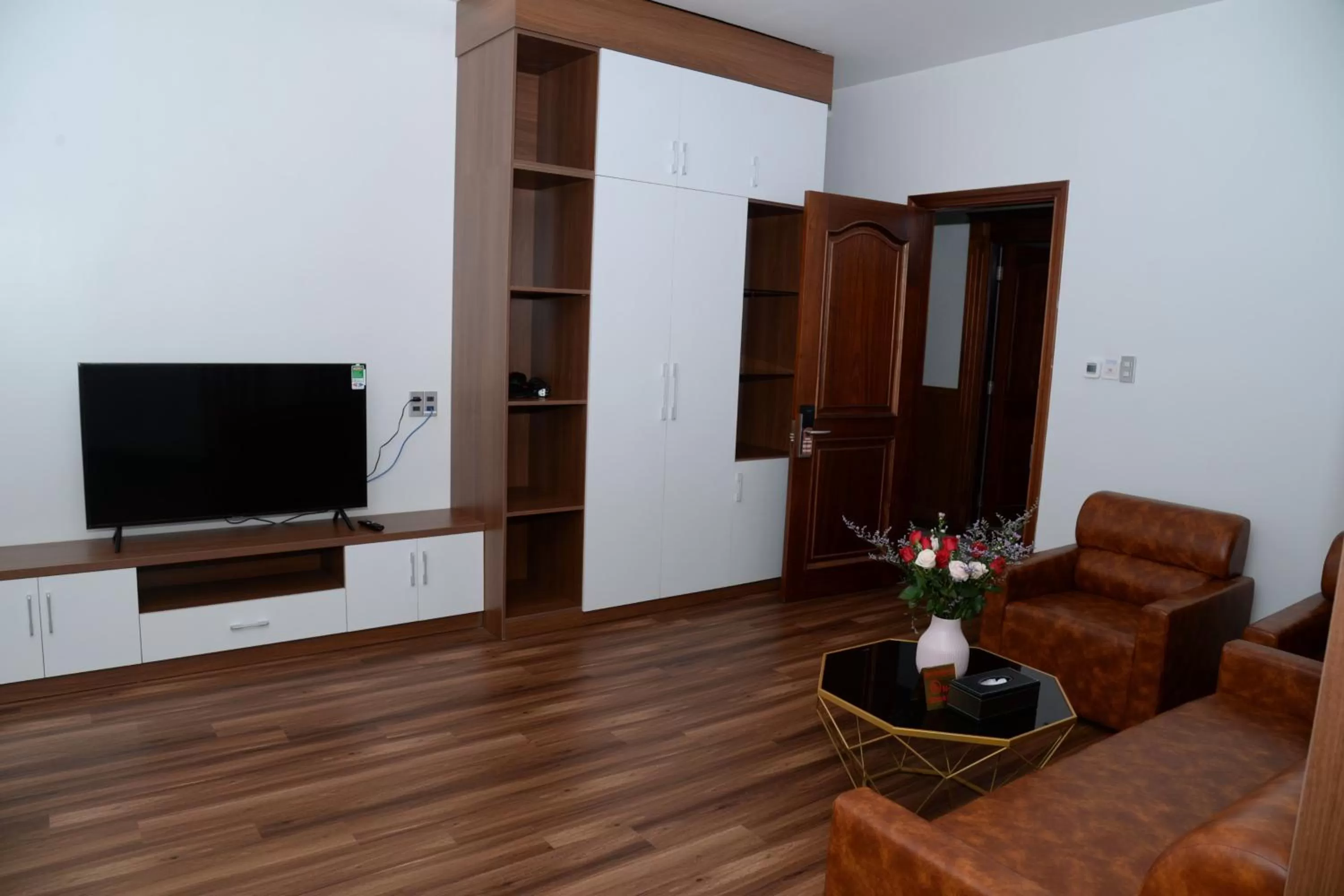 TV and multimedia, TV/Entertainment Center in Hoang Hung Hotel