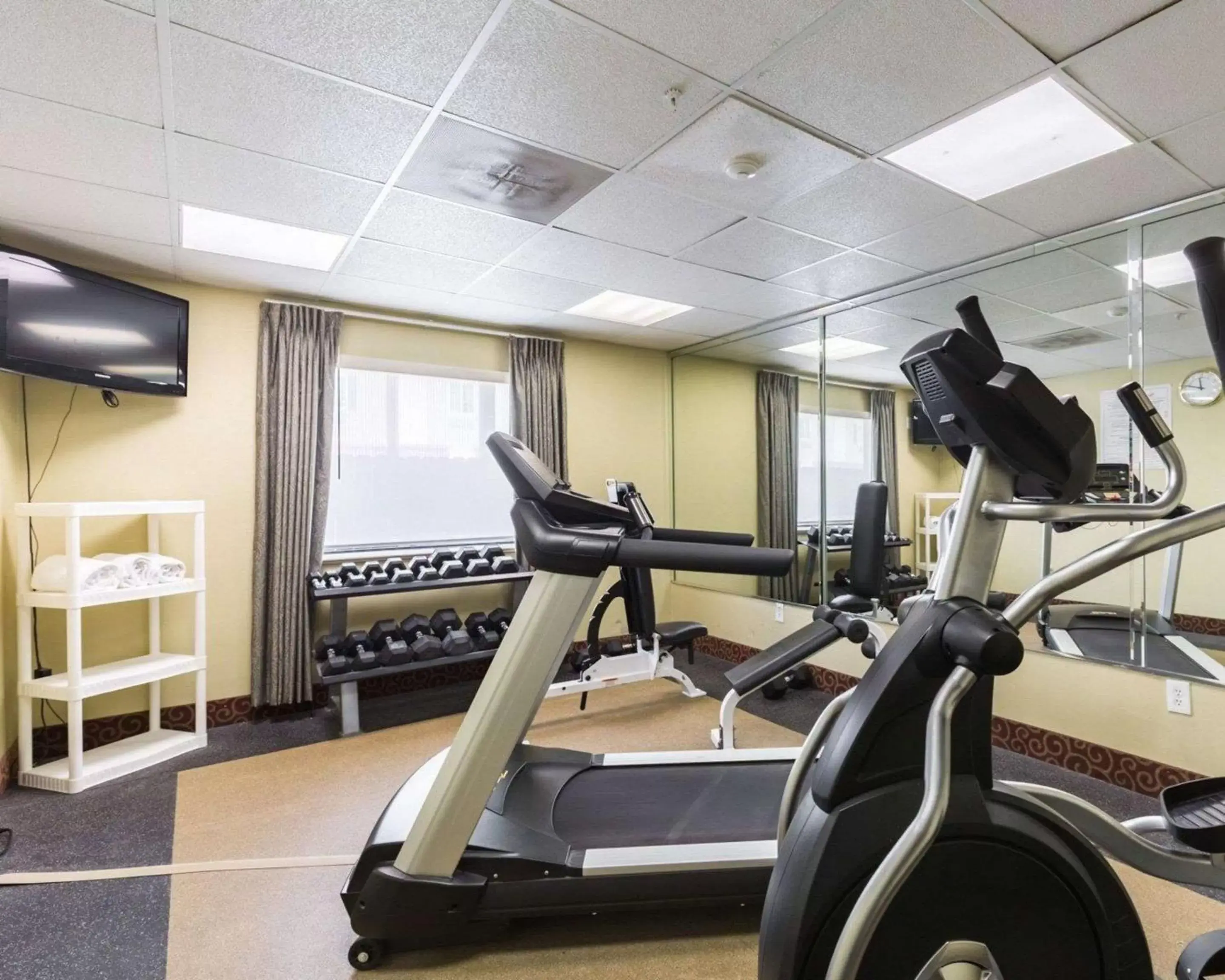 Fitness centre/facilities, Fitness Center/Facilities in Econo Lodge Inn & Suites East