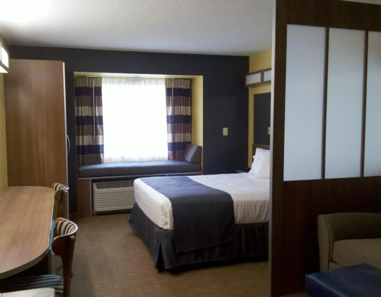 Day, Bed in Microtel Inn & Suites Chili/Rochester