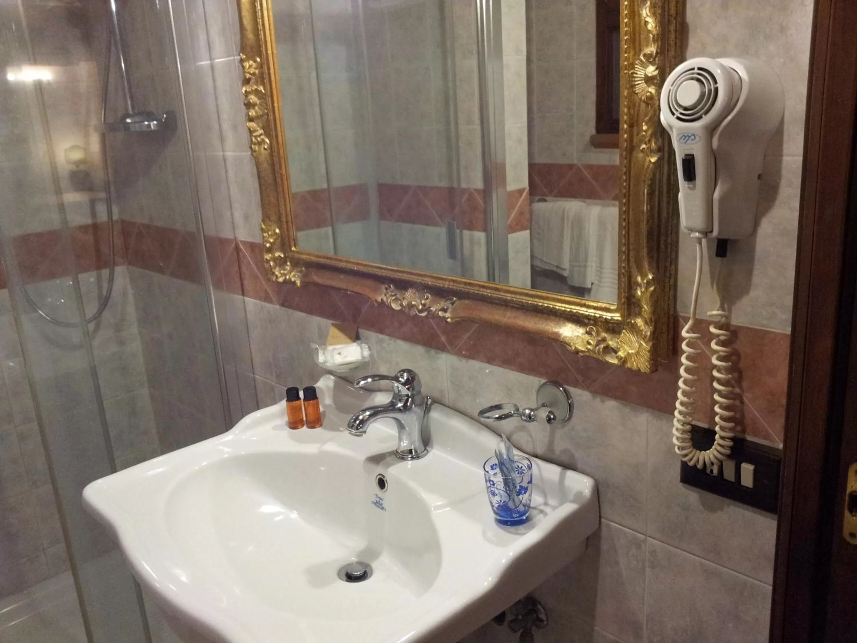 Bathroom in Hotel Sangiuliano 132 centro storico Catania