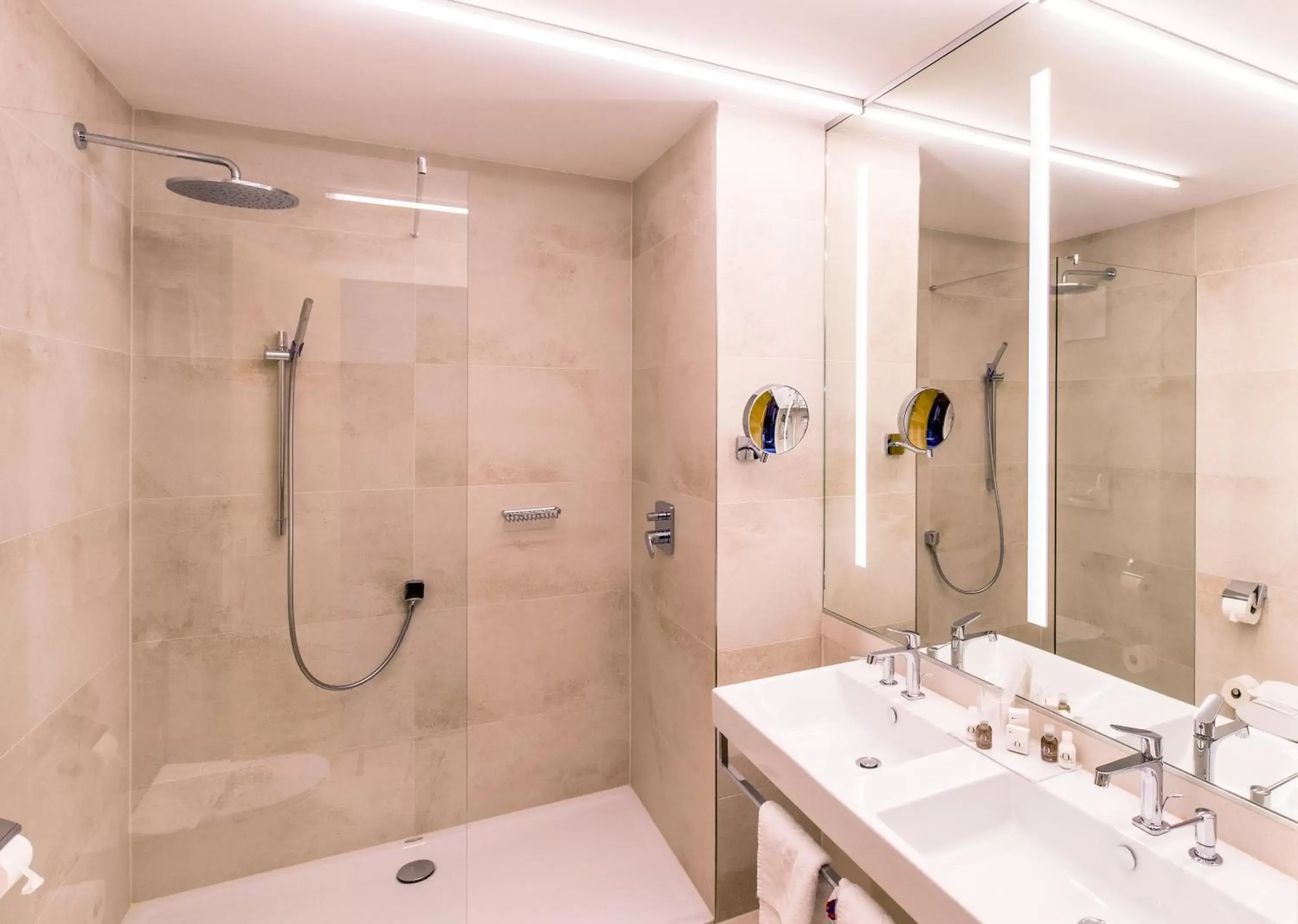 Shower, Bathroom in Hotel Stadt Kufstein