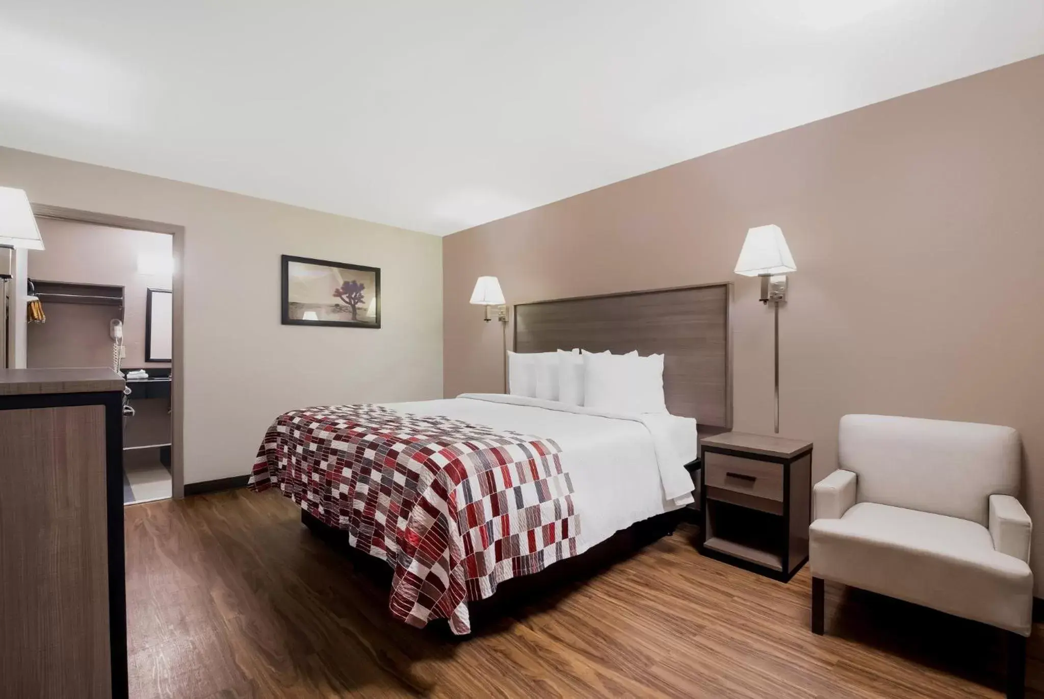 Photo of the whole room, Bed in Red Roof Inn Chattanooga - Lookout Mountain